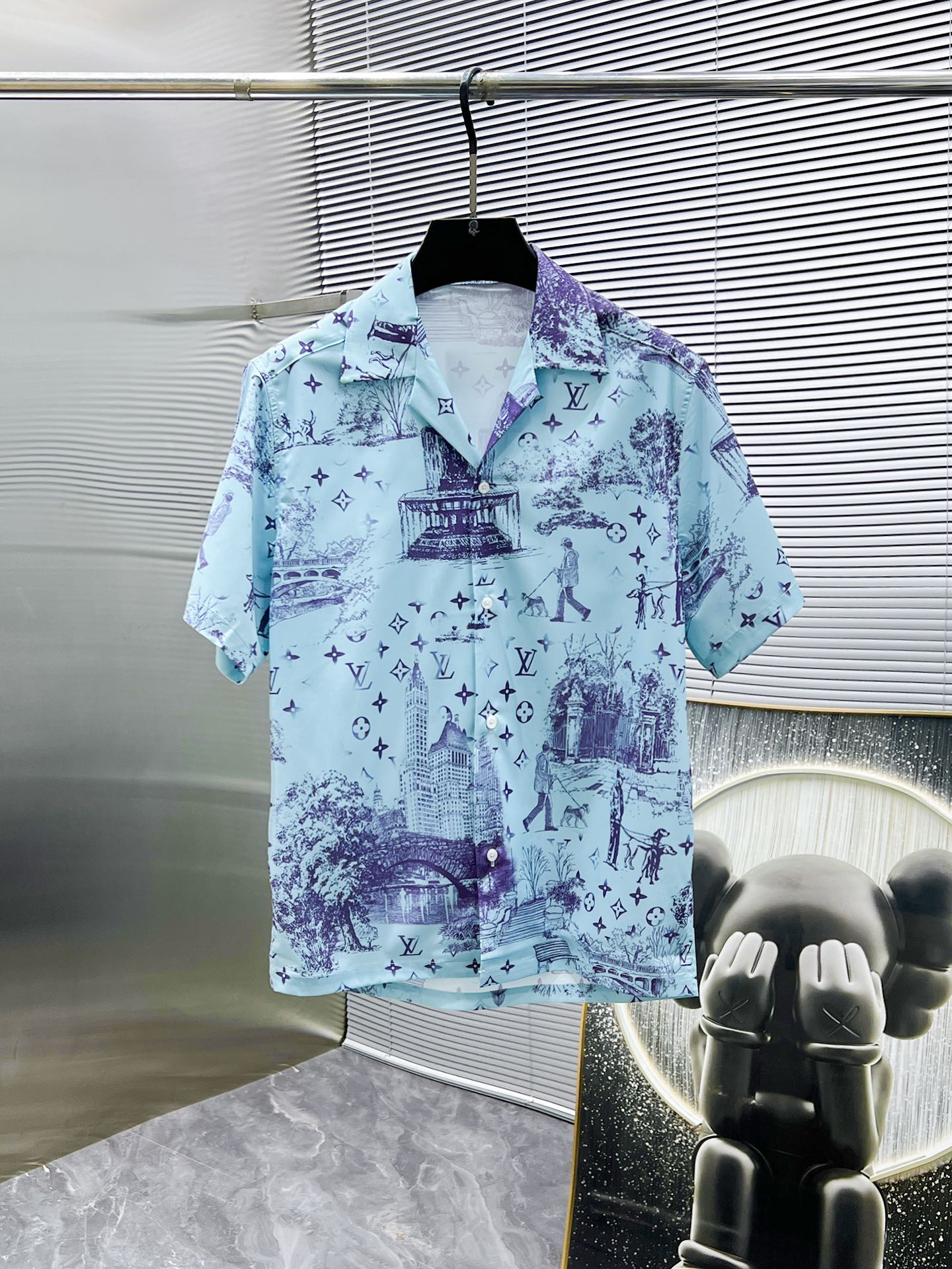 NO:431751,Louis Vuitton LV 2025ss new men's short-sleeved shirt shirt, high-end version!  Customized fabrics for counters are breathable and comfortable, with impeccable details, and the brand element design concept reflects high quality. The feel is delicate and soft!  It is casually cut, with a great upper body style!  Count M-XXL Count M 130-catties L 150-catties XL 170-180 catties XXL 190-200 catties, louis vuitton,louis vuitton,shirts,T-shirt,alexander wang19860909路易威登 LV 2025ss新款男士短袖 衬衫 衬衣,高端版本！专柜定制面料 透气舒适度高,细节无可挑剔,品牌元素设计理念,体现高品质.手感细腻柔软！呈现休闲裁剪,上身版型超赞！码数M-XXL 码数偏大 M 130-斤L 150-斤 XL 170-180斤 XXL 190-200斤,,louis vuitton,louis vuitton,shirts,T-shirt,alexander wang,Men's clothing