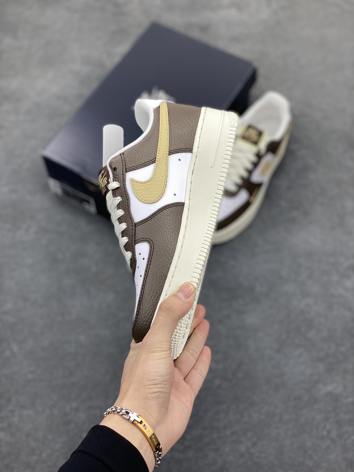图片[3]-福利特价 Nike Air Force 1‘07 Low 白棕绿 空军一号低帮休闲板鞋 原楦头原纸板 打造纯正空军版型#专注外贸渠道 全掌内置蜂窝气垫 #原盒配件 原厂中底钢印、拉帮完美 货号：HM9656-001 尺码：35.5 36 36.5 37.5 38 38.5 39 40 40.5 41 42 42.5 43 44 44.5 45-选品中心