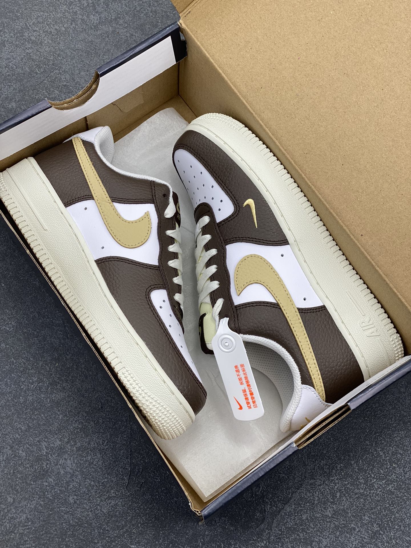 图片[9]-福利特价 Nike Air Force 1‘07 Low 白棕绿 空军一号低帮休闲板鞋 原楦头原纸板 打造纯正空军版型#专注外贸渠道 全掌内置蜂窝气垫 #原盒配件 原厂中底钢印、拉帮完美 货号：HM9656-001 尺码：35.5 36 36.5 37.5 38 38.5 39 40 40.5 41 42 42.5 43 44 44.5 45-选品中心