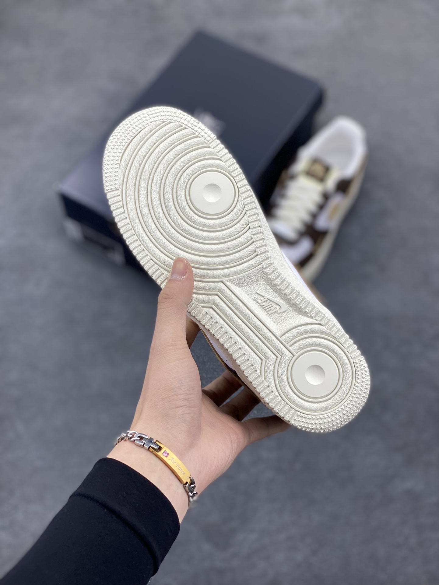图片[5]-福利特价 Nike Air Force 1‘07 Low 白棕绿 空军一号低帮休闲板鞋 原楦头原纸板 打造纯正空军版型#专注外贸渠道 全掌内置蜂窝气垫 #原盒配件 原厂中底钢印、拉帮完美 货号：HM9656-001 尺码：35.5 36 36.5 37.5 38 38.5 39 40 40.5 41 42 42.5 43 44 44.5 45-选品中心