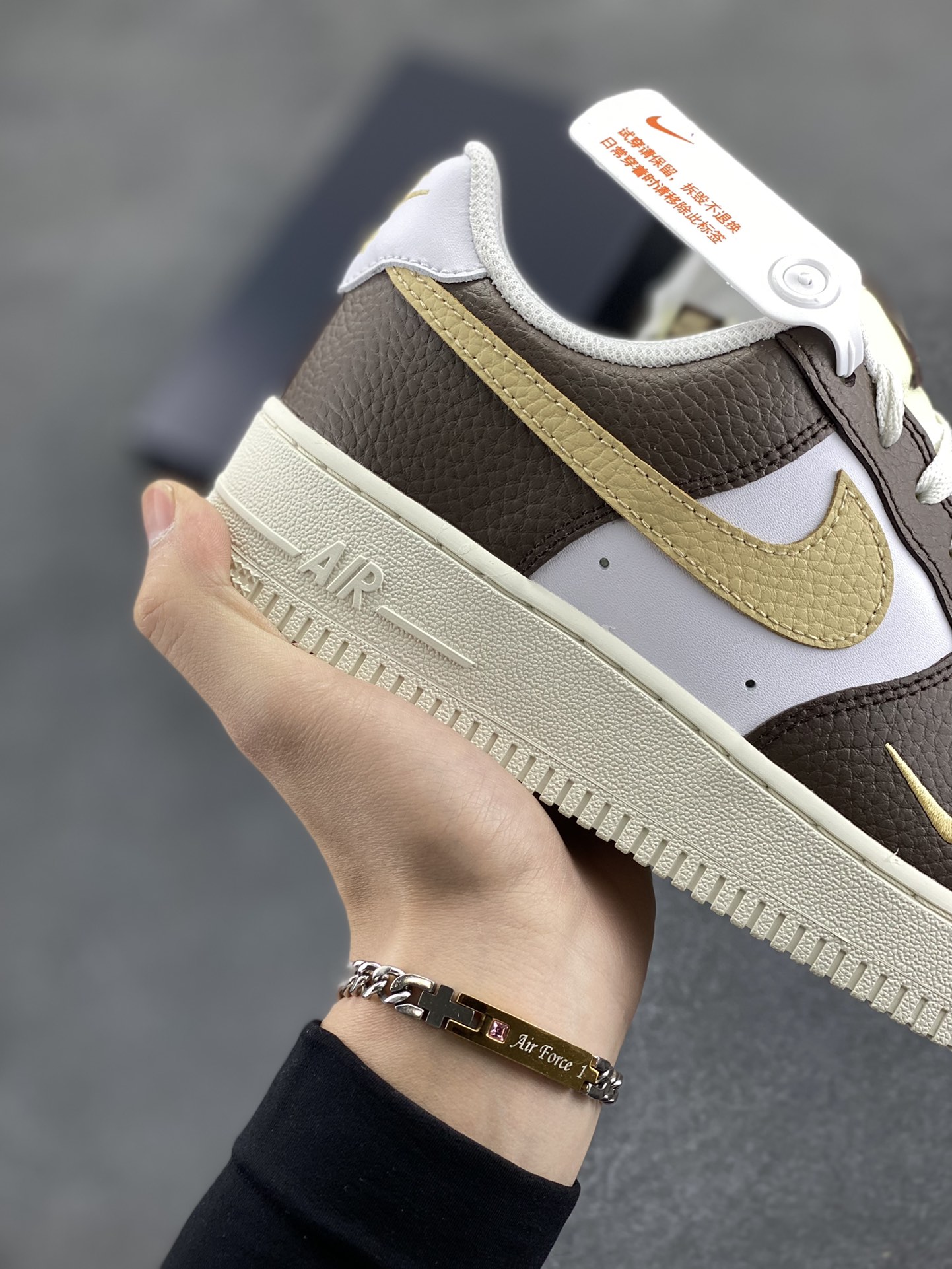 图片[6]-福利特价 Nike Air Force 1‘07 Low 白棕绿 空军一号低帮休闲板鞋 原楦头原纸板 打造纯正空军版型#专注外贸渠道 全掌内置蜂窝气垫 #原盒配件 原厂中底钢印、拉帮完美 货号：HM9656-001 尺码：35.5 36 36.5 37.5 38 38.5 39 40 40.5 41 42 42.5 43 44 44.5 45-选品中心