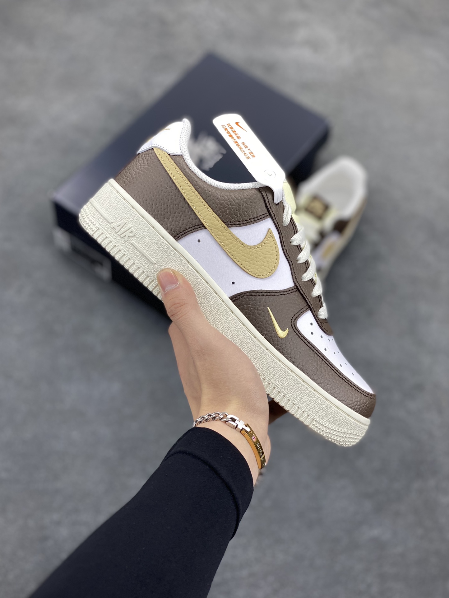 福利特价 Nike Air Force 1‘07 Low 白棕绿 空军一号低帮休闲板鞋 原楦头原纸板 打造纯正空军版型#专注外贸渠道 全掌内置蜂窝气垫 #原盒配件 原厂中底钢印、拉帮完美 货号:HM9656-001 尺码:35.5 36 36.5 37.5 38 38.5 39 40 40.5 41 42 42.5 43 44 44.5 45-选品中心