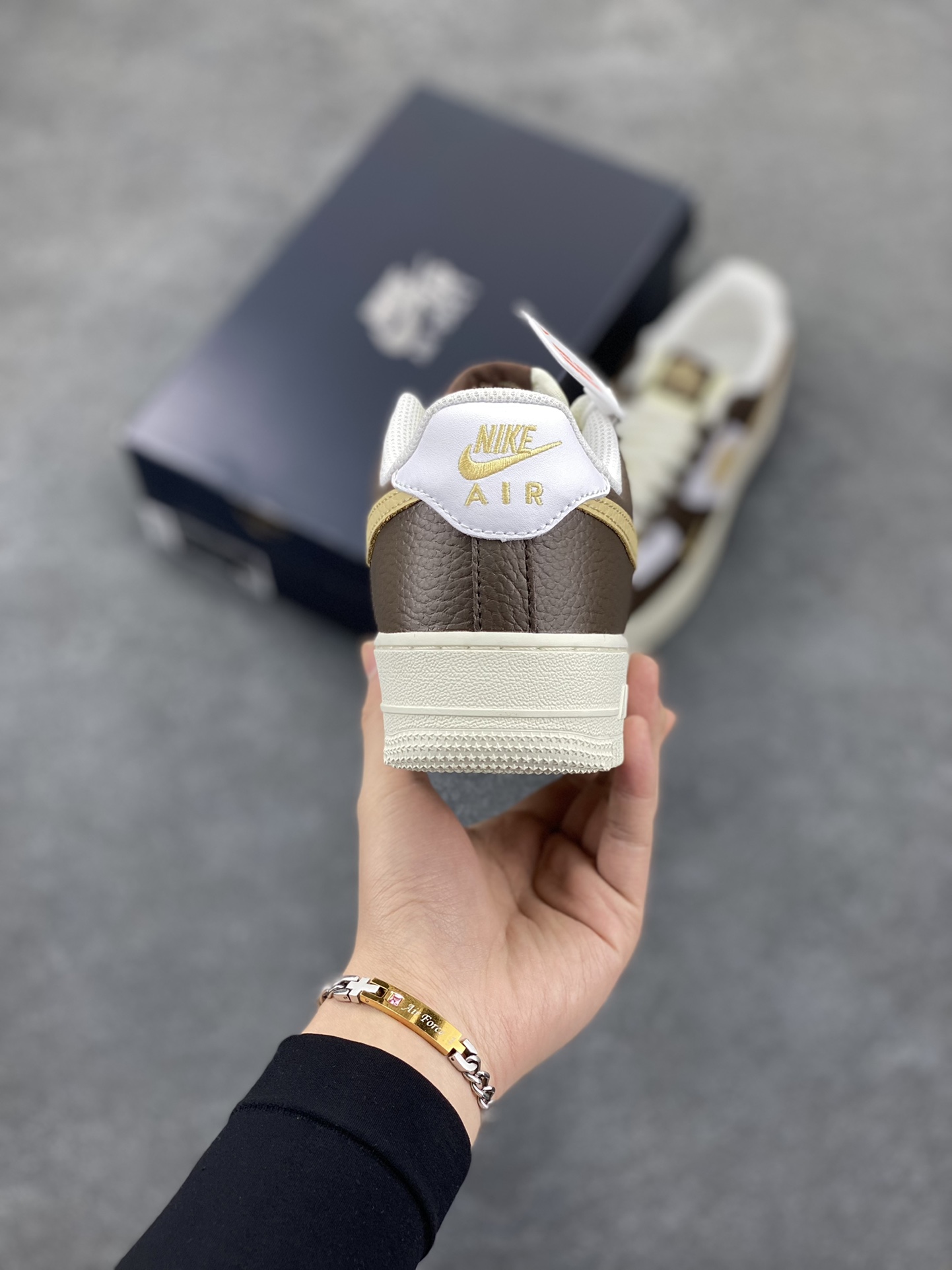 图片[4]-福利特价 Nike Air Force 1‘07 Low 白棕绿 空军一号低帮休闲板鞋 原楦头原纸板 打造纯正空军版型#专注外贸渠道 全掌内置蜂窝气垫 #原盒配件 原厂中底钢印、拉帮完美 货号：HM9656-001 尺码：35.5 36 36.5 37.5 38 38.5 39 40 40.5 41 42 42.5 43 44 44.5 45-选品中心