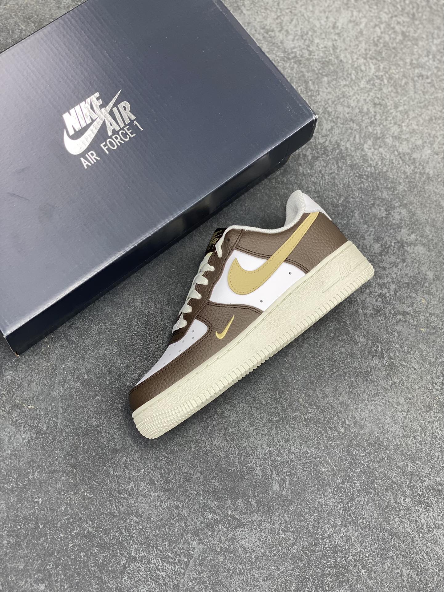 图片[7]-福利特价 Nike Air Force 1‘07 Low 白棕绿 空军一号低帮休闲板鞋 原楦头原纸板 打造纯正空军版型#专注外贸渠道 全掌内置蜂窝气垫 #原盒配件 原厂中底钢印、拉帮完美 货号：HM9656-001 尺码：35.5 36 36.5 37.5 38 38.5 39 40 40.5 41 42 42.5 43 44 44.5 45-选品中心