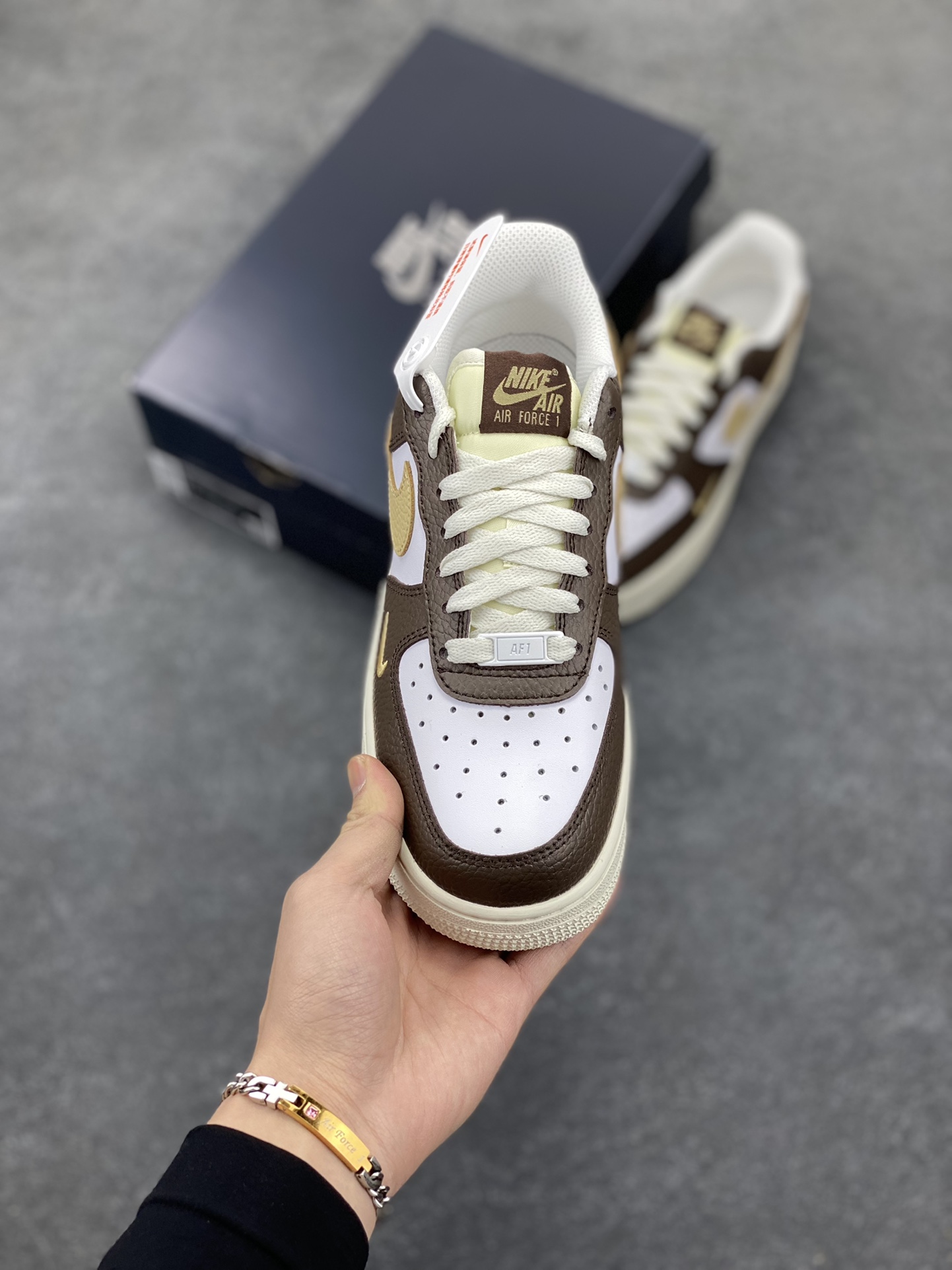 图片[2]-福利特价 Nike Air Force 1‘07 Low 白棕绿 空军一号低帮休闲板鞋 原楦头原纸板 打造纯正空军版型#专注外贸渠道 全掌内置蜂窝气垫 #原盒配件 原厂中底钢印、拉帮完美 货号：HM9656-001 尺码：35.5 36 36.5 37.5 38 38.5 39 40 40.5 41 42 42.5 43 44 44.5 45-选品中心