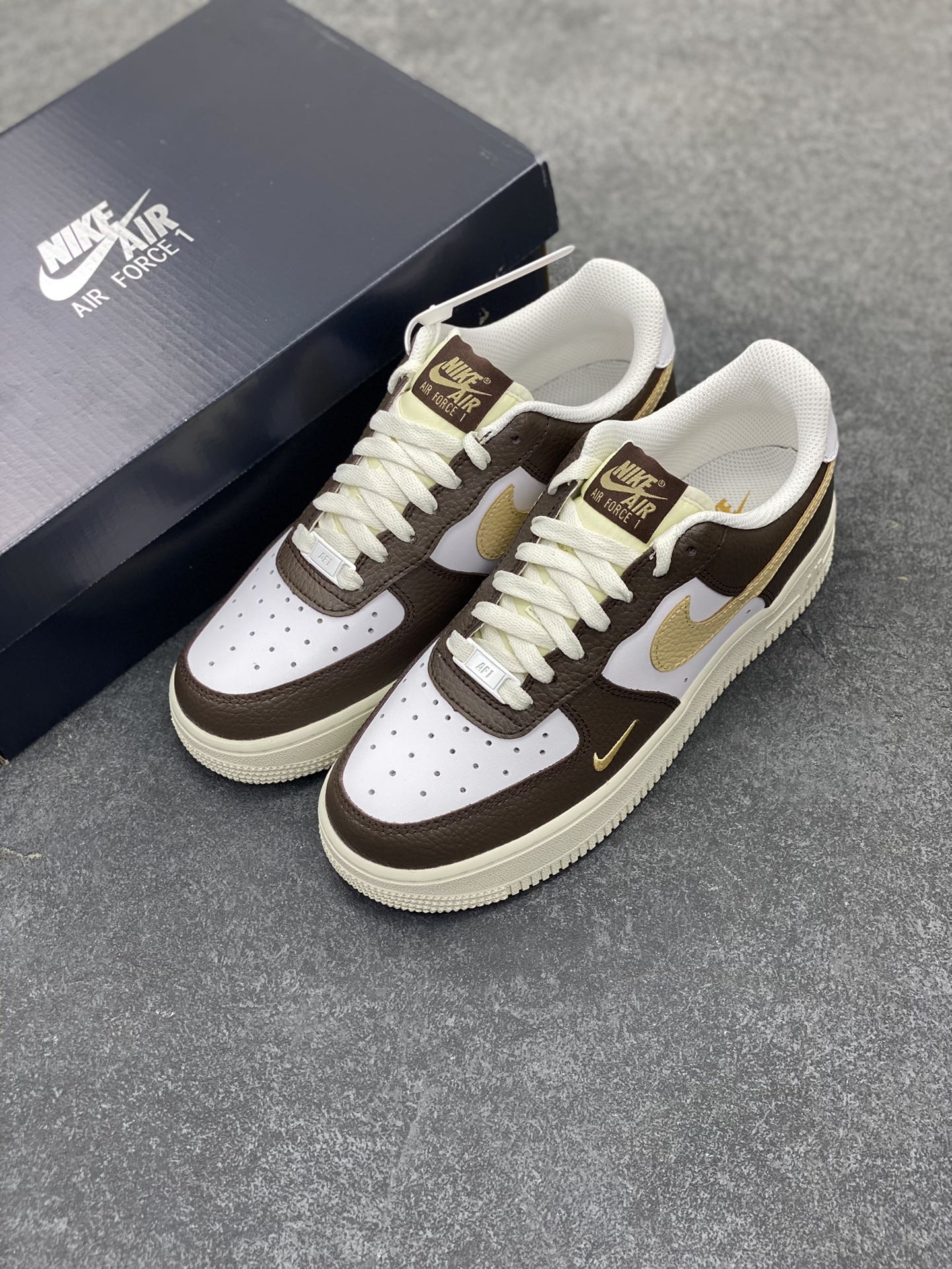 图片[8]-福利特价 Nike Air Force 1‘07 Low 白棕绿 空军一号低帮休闲板鞋 原楦头原纸板 打造纯正空军版型#专注外贸渠道 全掌内置蜂窝气垫 #原盒配件 原厂中底钢印、拉帮完美 货号：HM9656-001 尺码：35.5 36 36.5 37.5 38 38.5 39 40 40.5 41 42 42.5 43 44 44.5 45-选品中心