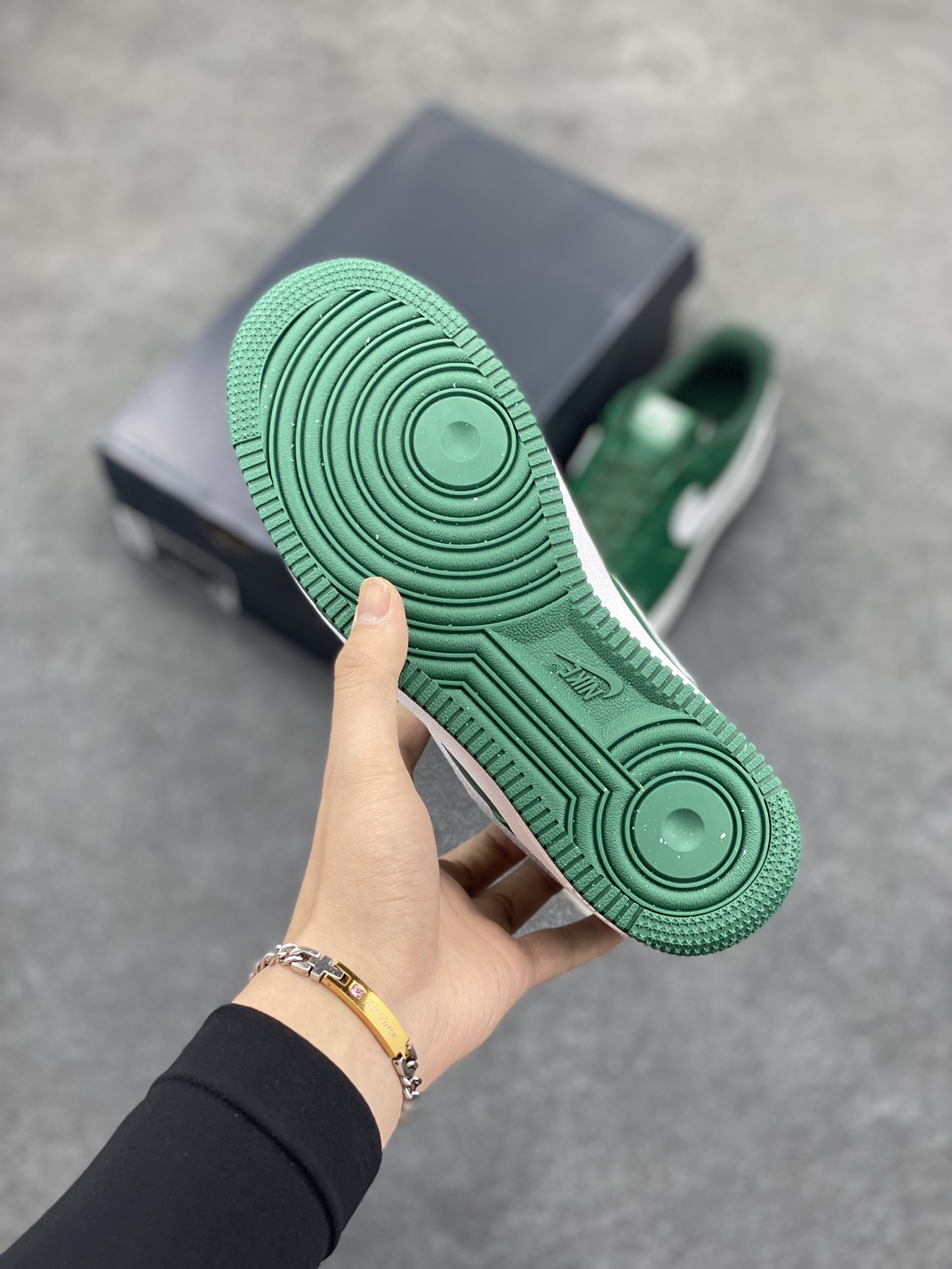 图片[5]-福利特价 Nike Air Force 1‘07 Low 白深绿 空军一号低帮休闲板鞋 原楦头原纸板 打造纯正空军版型#专注外贸渠道 全掌内置蜂窝气垫 #原盒配件 原厂中底钢印、拉帮完美 货号：FJ4146-300 尺码：35.5 36 36.5 37.5 38 38.5 39 40 40.5 41 42 42.5 43 44 44.5 45-选品中心