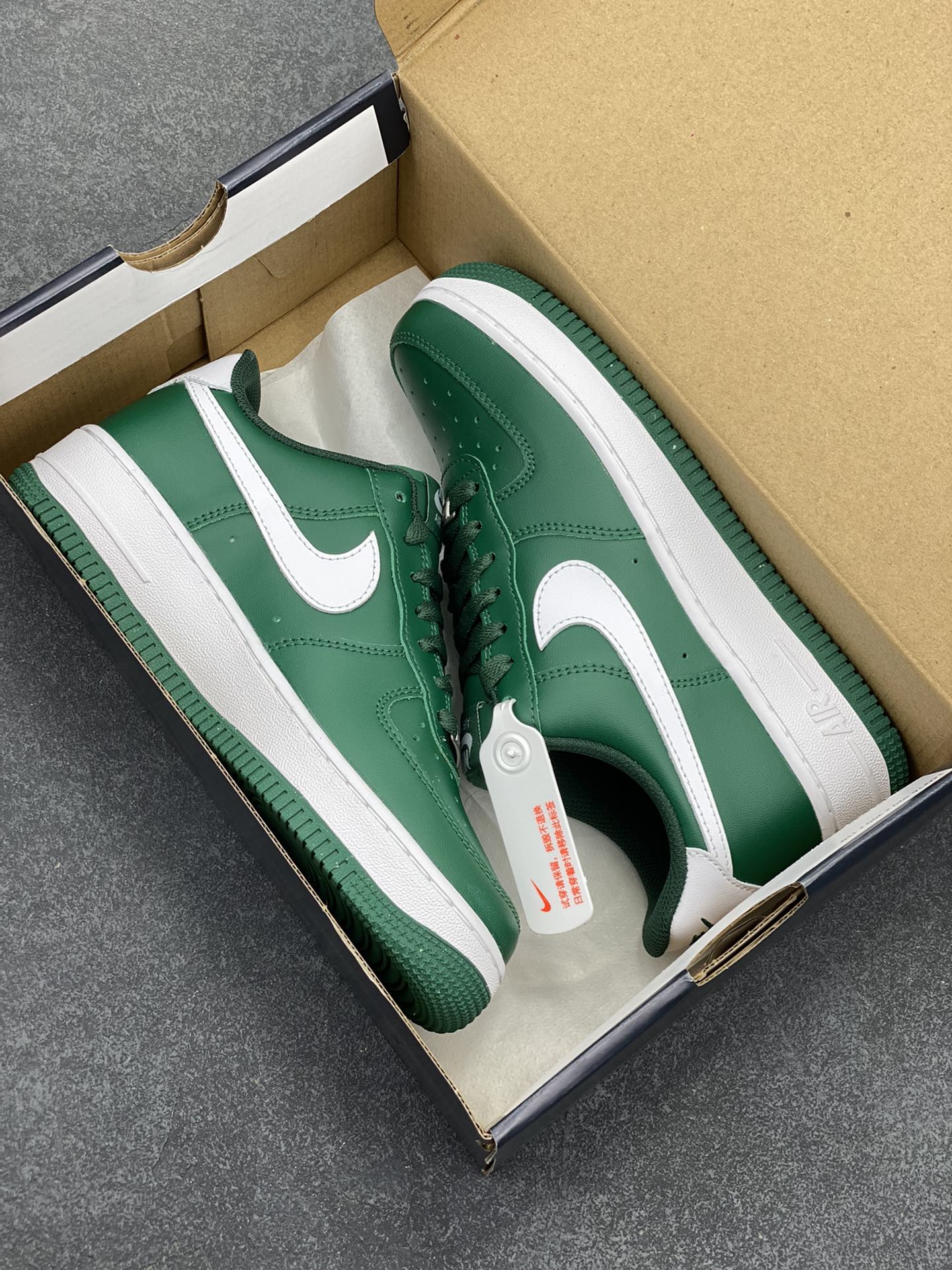 图片[9]-福利特价 Nike Air Force 1‘07 Low 白深绿 空军一号低帮休闲板鞋 原楦头原纸板 打造纯正空军版型#专注外贸渠道 全掌内置蜂窝气垫 #原盒配件 原厂中底钢印、拉帮完美 货号：FJ4146-300 尺码：35.5 36 36.5 37.5 38 38.5 39 40 40.5 41 42 42.5 43 44 44.5 45-选品中心