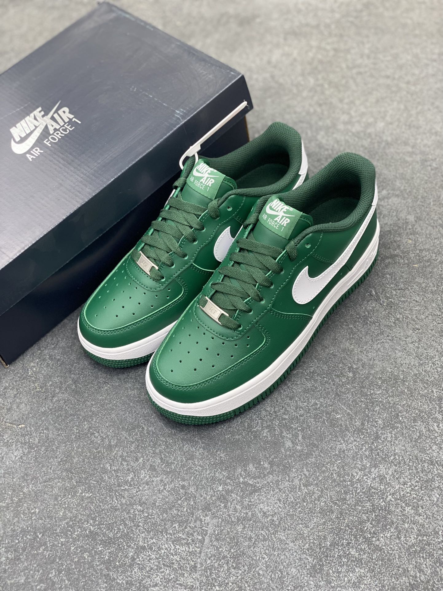 图片[8]-福利特价 Nike Air Force 1‘07 Low 白深绿 空军一号低帮休闲板鞋 原楦头原纸板 打造纯正空军版型#专注外贸渠道 全掌内置蜂窝气垫 #原盒配件 原厂中底钢印、拉帮完美 货号：FJ4146-300 尺码：35.5 36 36.5 37.5 38 38.5 39 40 40.5 41 42 42.5 43 44 44.5 45-选品中心