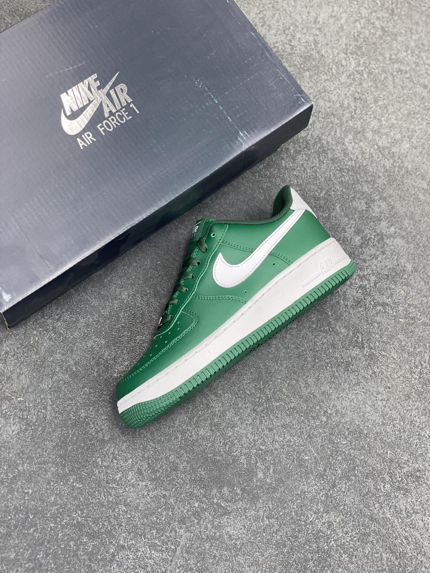图片[7]-福利特价 Nike Air Force 1‘07 Low 白深绿 空军一号低帮休闲板鞋 原楦头原纸板 打造纯正空军版型#专注外贸渠道 全掌内置蜂窝气垫 #原盒配件 原厂中底钢印、拉帮完美 货号：FJ4146-300 尺码：35.5 36 36.5 37.5 38 38.5 39 40 40.5 41 42 42.5 43 44 44.5 45-选品中心