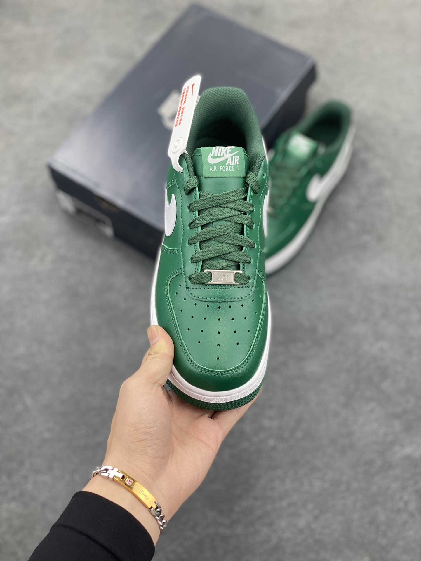 图片[2]-福利特价 Nike Air Force 1‘07 Low 白深绿 空军一号低帮休闲板鞋 原楦头原纸板 打造纯正空军版型#专注外贸渠道 全掌内置蜂窝气垫 #原盒配件 原厂中底钢印、拉帮完美 货号：FJ4146-300 尺码：35.5 36 36.5 37.5 38 38.5 39 40 40.5 41 42 42.5 43 44 44.5 45-选品中心