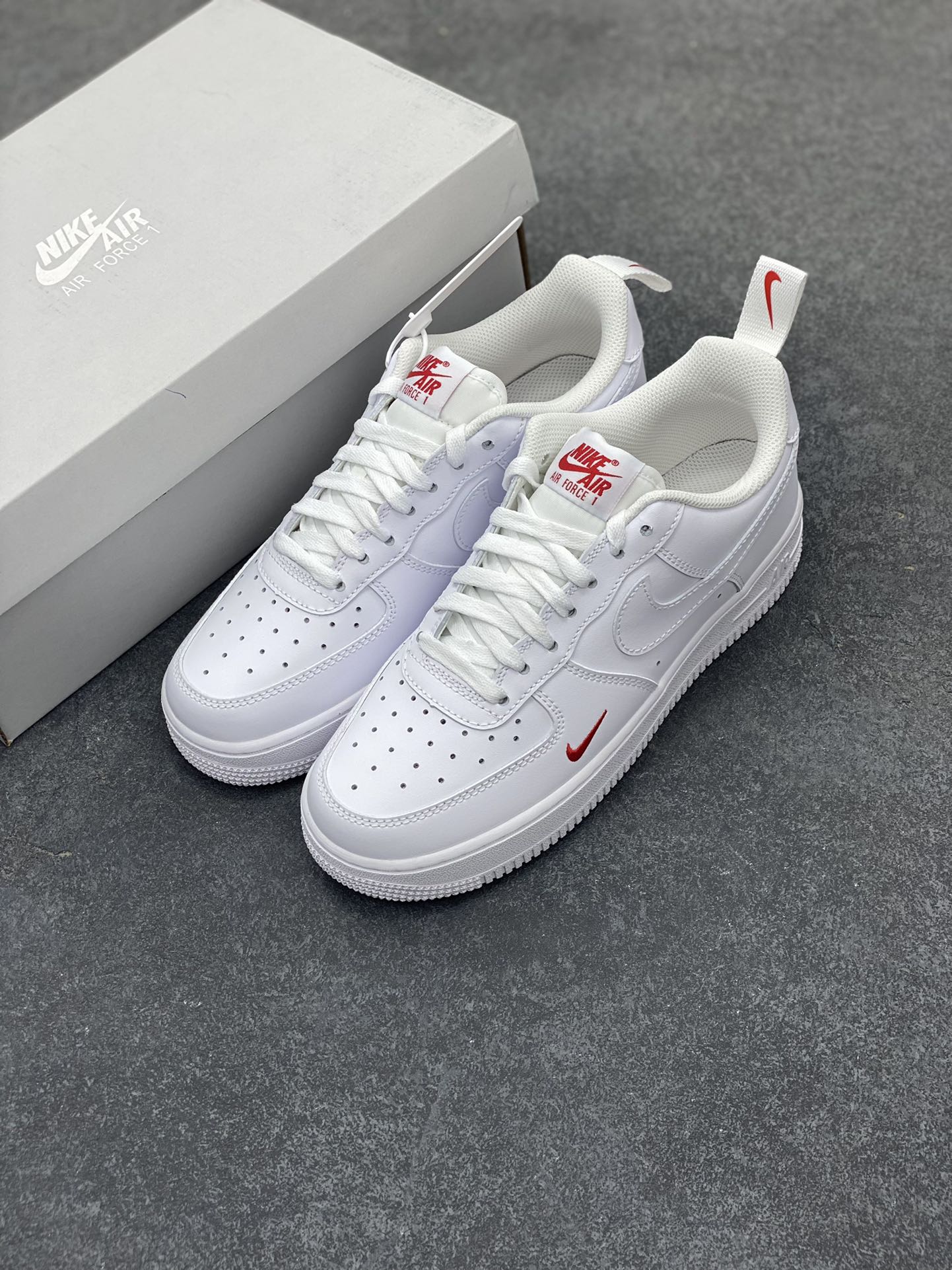 图片[8]-福利特价 Nike Air Force 1‘07 Low 白红小勾 空军一号低帮休闲板鞋 原楦头原纸板 打造纯正空军版型#专注外贸渠道 全掌内置蜂窝气垫 #原盒配件 原厂中底钢印、拉帮完美 货号：FZ7187-100 尺码：35.5 36 36.5 37.5 38 38.5 39 40 40.5 41 42 42.5 43 44 44.5 45-选品中心