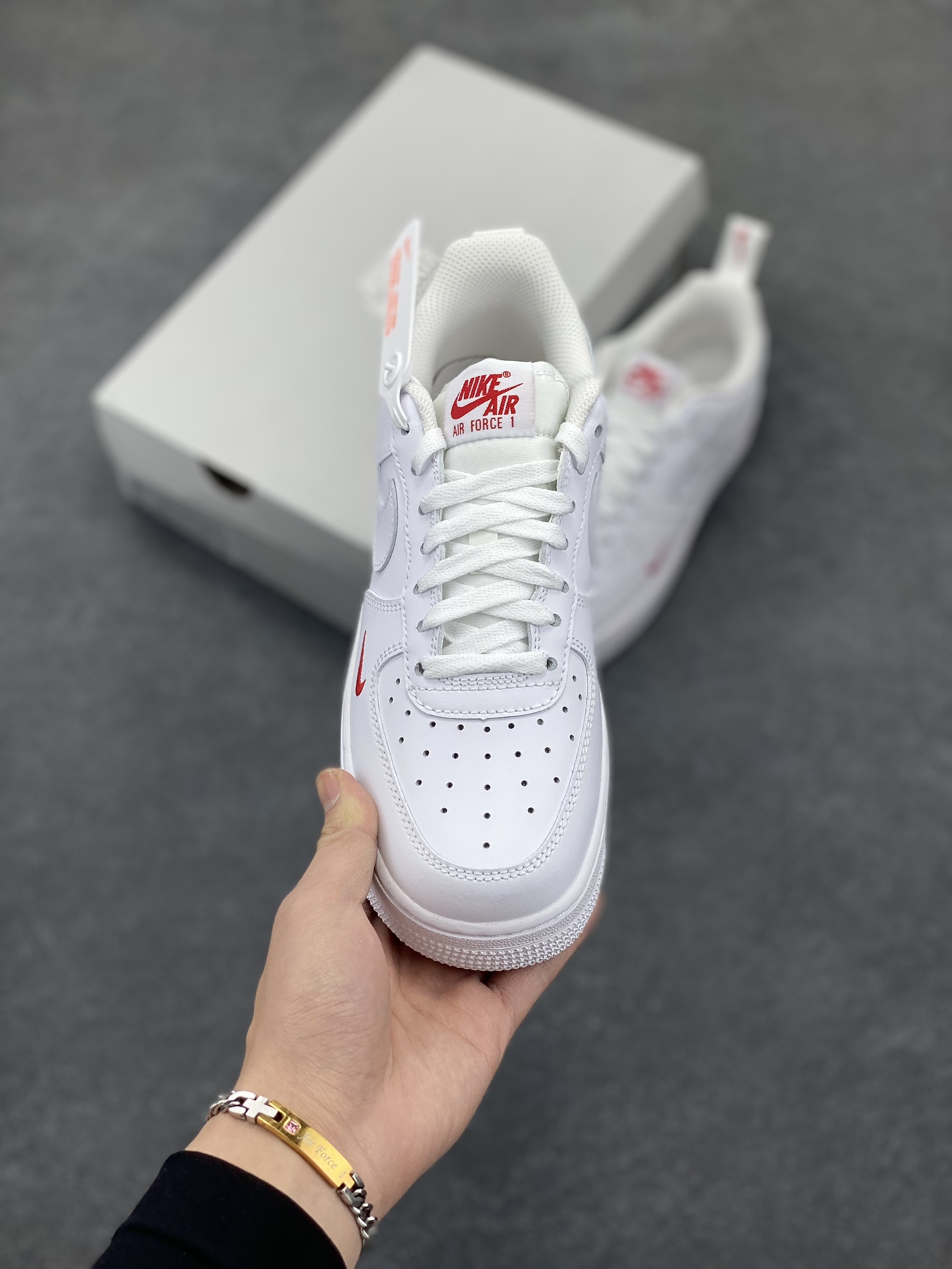 图片[2]-福利特价 Nike Air Force 1‘07 Low 白红小勾 空军一号低帮休闲板鞋 原楦头原纸板 打造纯正空军版型#专注外贸渠道 全掌内置蜂窝气垫 #原盒配件 原厂中底钢印、拉帮完美 货号：FZ7187-100 尺码：35.5 36 36.5 37.5 38 38.5 39 40 40.5 41 42 42.5 43 44 44.5 45-选品中心