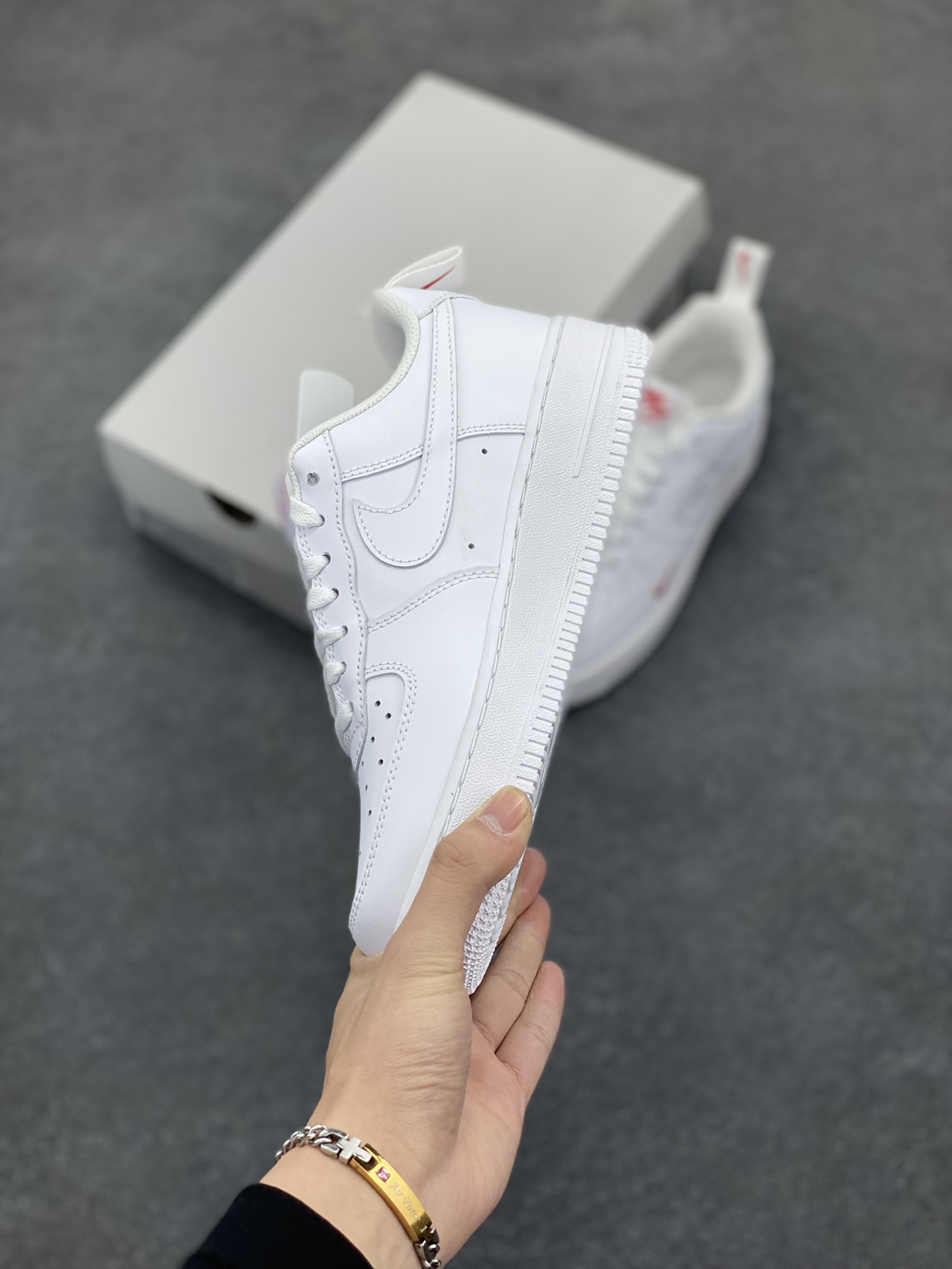 图片[3]-福利特价 Nike Air Force 1‘07 Low 白红小勾 空军一号低帮休闲板鞋 原楦头原纸板 打造纯正空军版型#专注外贸渠道 全掌内置蜂窝气垫 #原盒配件 原厂中底钢印、拉帮完美 货号：FZ7187-100 尺码：35.5 36 36.5 37.5 38 38.5 39 40 40.5 41 42 42.5 43 44 44.5 45-选品中心