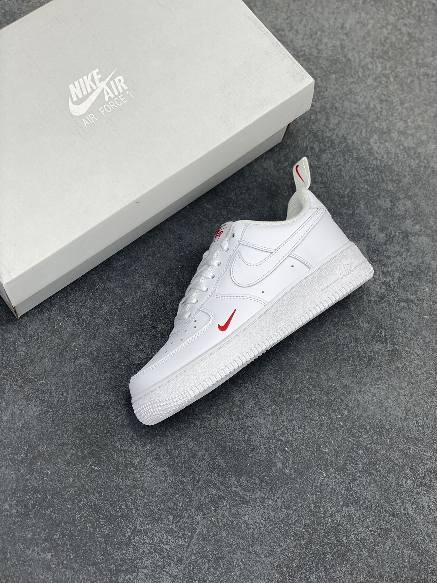 图片[7]-福利特价 Nike Air Force 1‘07 Low 白红小勾 空军一号低帮休闲板鞋 原楦头原纸板 打造纯正空军版型#专注外贸渠道 全掌内置蜂窝气垫 #原盒配件 原厂中底钢印、拉帮完美 货号：FZ7187-100 尺码：35.5 36 36.5 37.5 38 38.5 39 40 40.5 41 42 42.5 43 44 44.5 45-选品中心