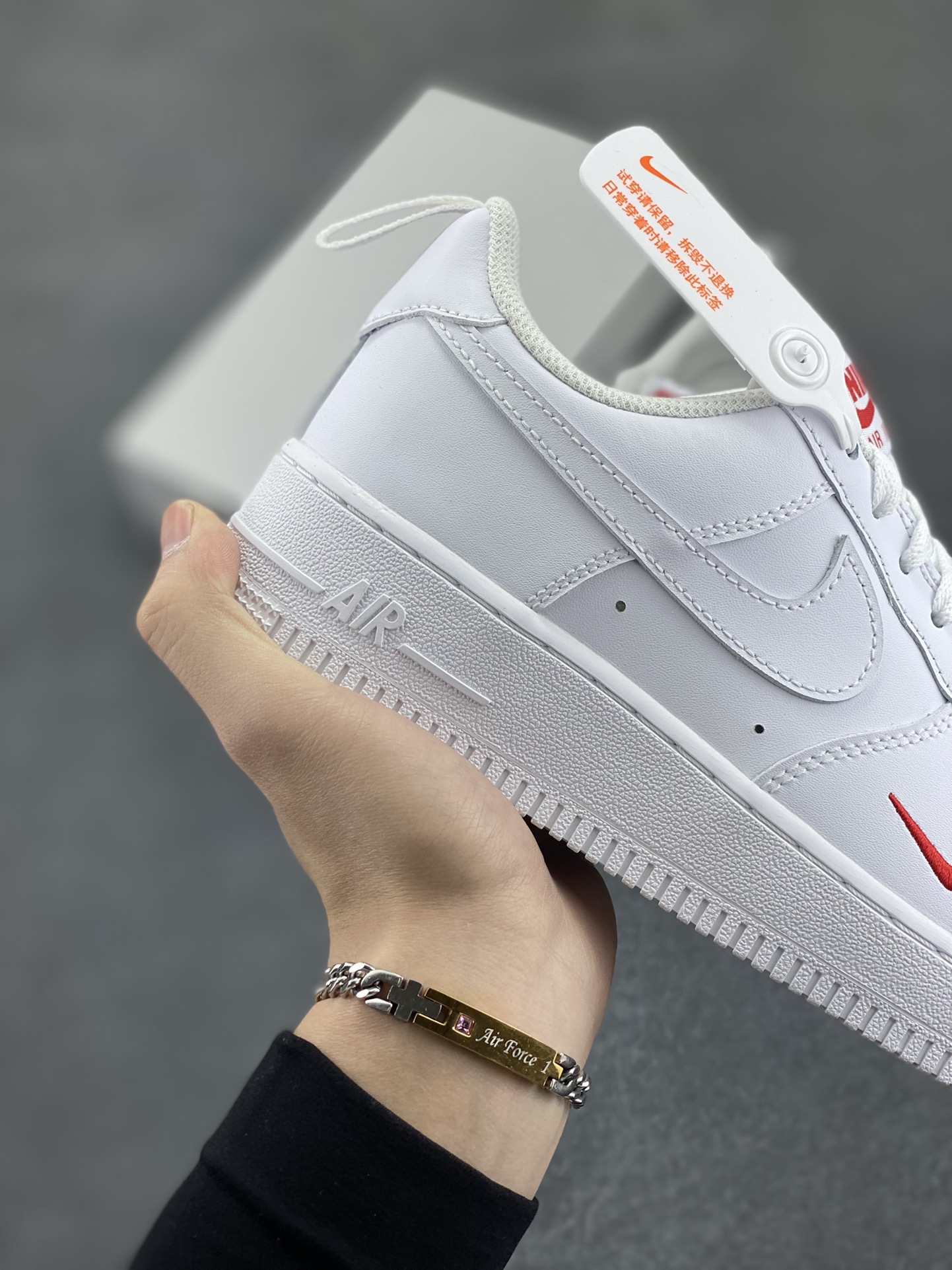 图片[6]-福利特价 Nike Air Force 1‘07 Low 白红小勾 空军一号低帮休闲板鞋 原楦头原纸板 打造纯正空军版型#专注外贸渠道 全掌内置蜂窝气垫 #原盒配件 原厂中底钢印、拉帮完美 货号：FZ7187-100 尺码：35.5 36 36.5 37.5 38 38.5 39 40 40.5 41 42 42.5 43 44 44.5 45-选品中心