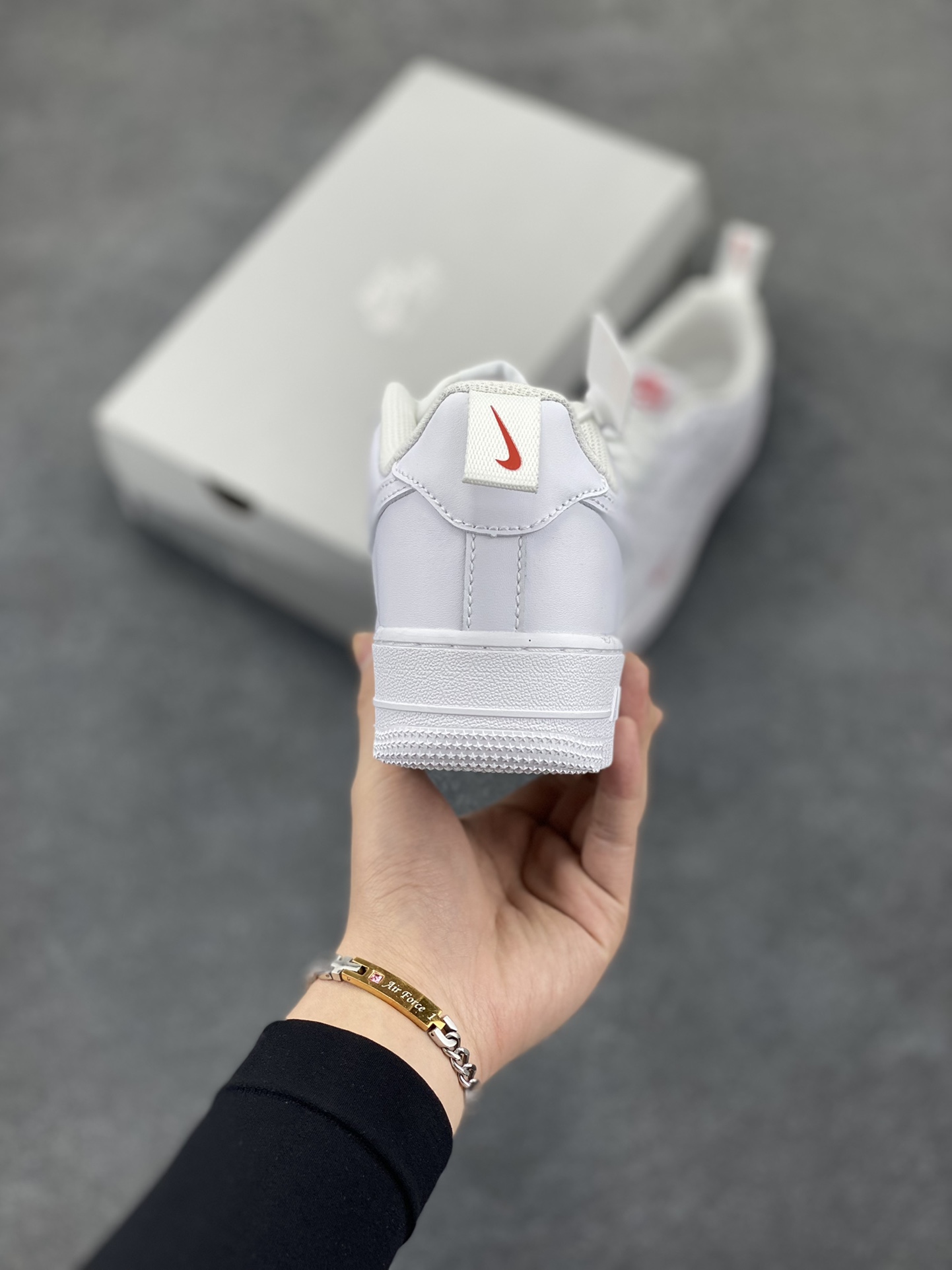 图片[4]-福利特价 Nike Air Force 1‘07 Low 白红小勾 空军一号低帮休闲板鞋 原楦头原纸板 打造纯正空军版型#专注外贸渠道 全掌内置蜂窝气垫 #原盒配件 原厂中底钢印、拉帮完美 货号：FZ7187-100 尺码：35.5 36 36.5 37.5 38 38.5 39 40 40.5 41 42 42.5 43 44 44.5 45-选品中心