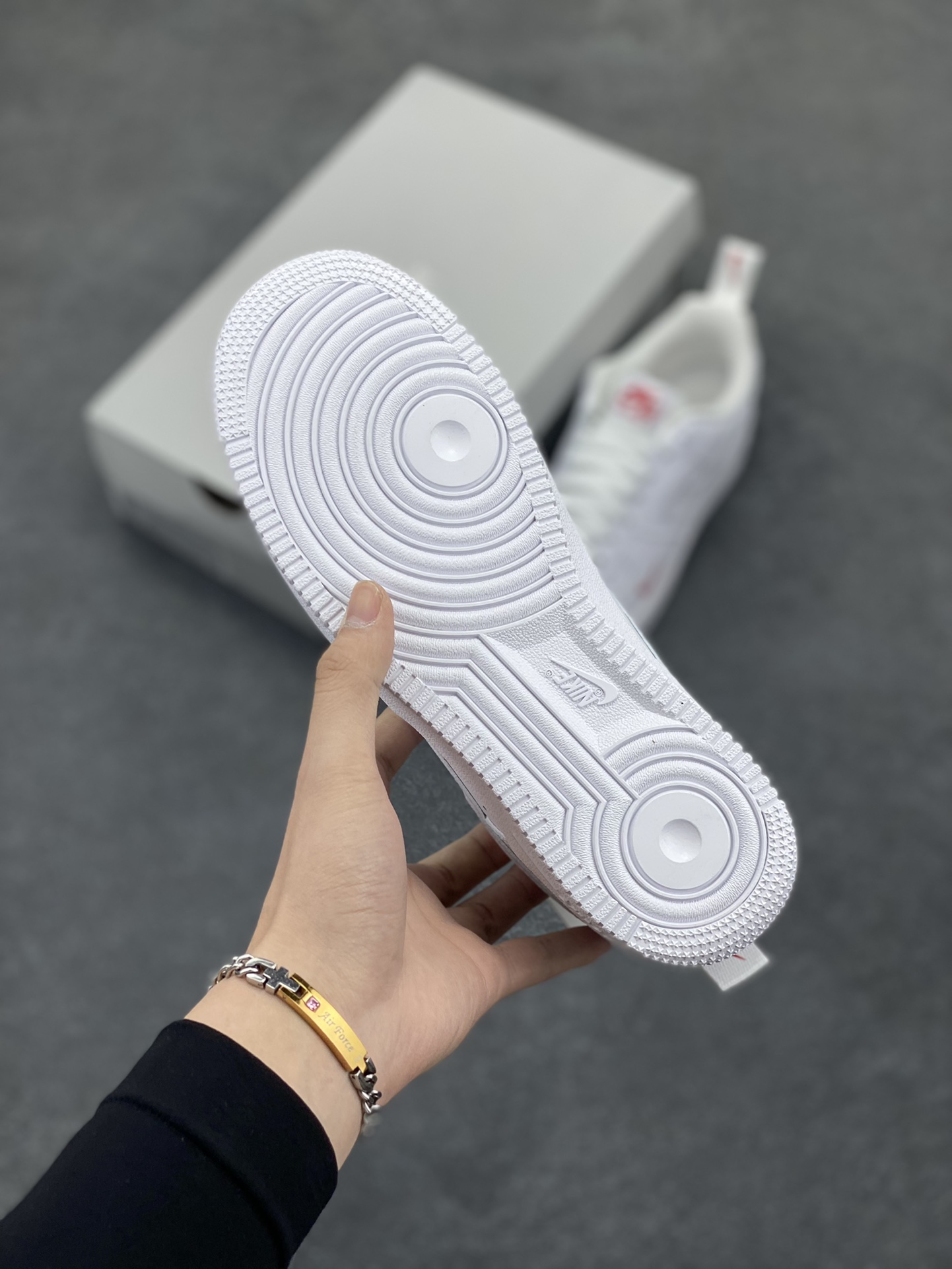 图片[5]-福利特价 Nike Air Force 1‘07 Low 白红小勾 空军一号低帮休闲板鞋 原楦头原纸板 打造纯正空军版型#专注外贸渠道 全掌内置蜂窝气垫 #原盒配件 原厂中底钢印、拉帮完美 货号：FZ7187-100 尺码：35.5 36 36.5 37.5 38 38.5 39 40 40.5 41 42 42.5 43 44 44.5 45-选品中心