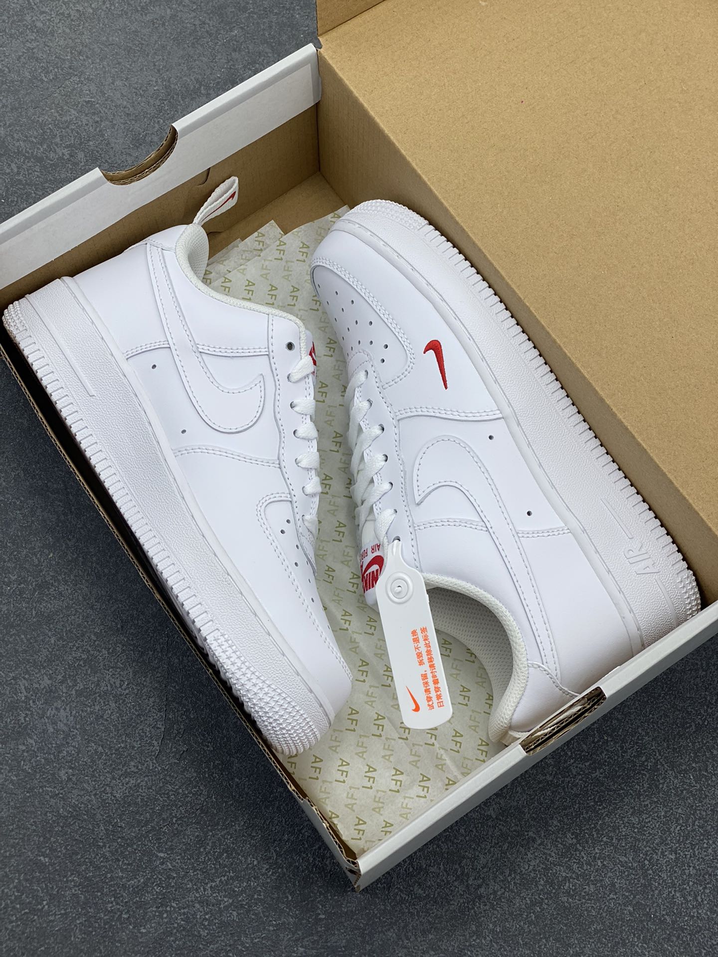 图片[9]-福利特价 Nike Air Force 1‘07 Low 白红小勾 空军一号低帮休闲板鞋 原楦头原纸板 打造纯正空军版型#专注外贸渠道 全掌内置蜂窝气垫 #原盒配件 原厂中底钢印、拉帮完美 货号：FZ7187-100 尺码：35.5 36 36.5 37.5 38 38.5 39 40 40.5 41 42 42.5 43 44 44.5 45-选品中心