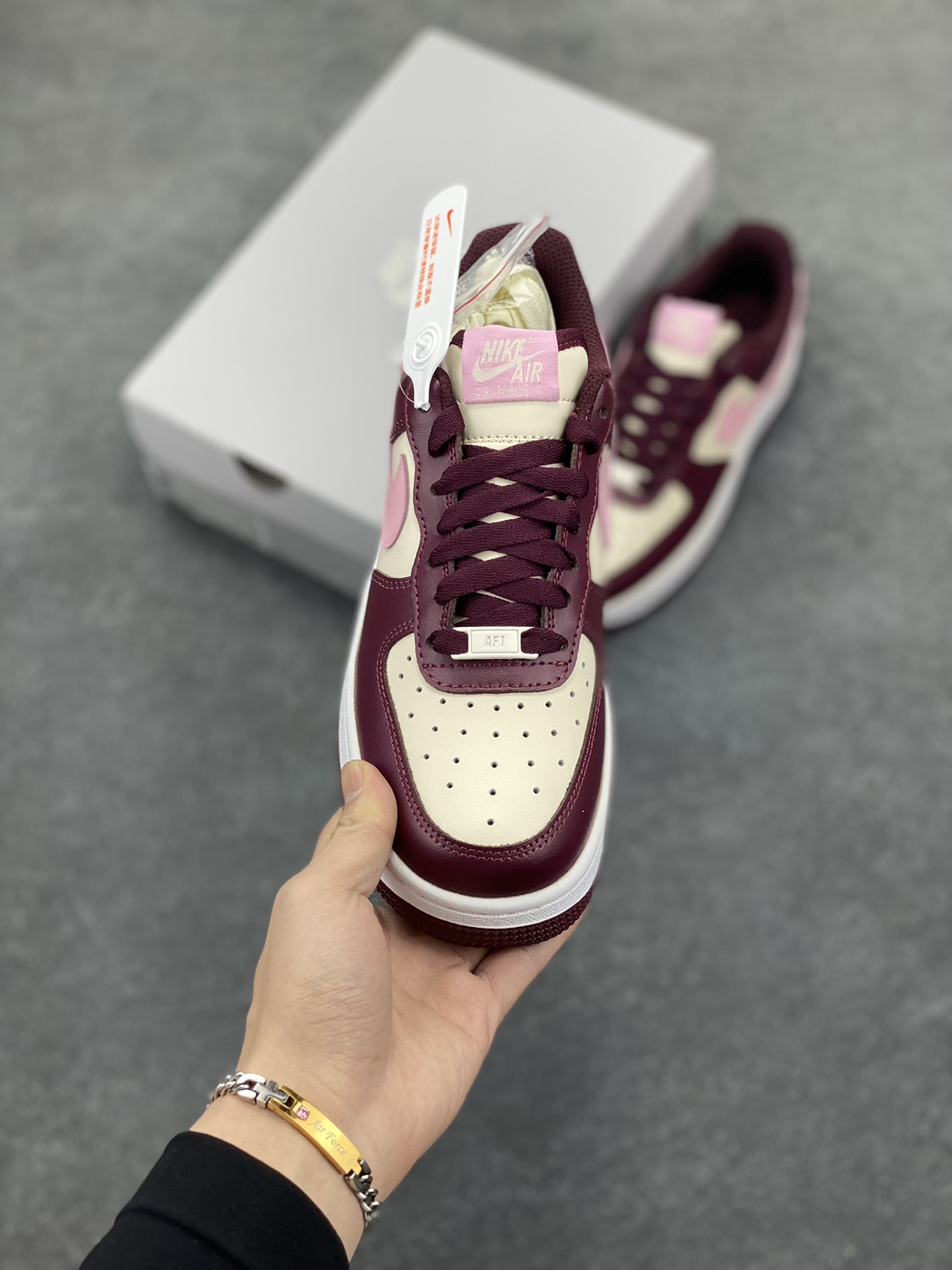 图片[2]-福利特价 Nike Air Force 1‘07 Low 粉红情人节 空军一号低帮休闲板鞋 原楦头原纸板 打造纯正空军版型#专注外贸渠道 全掌内置蜂窝气垫 #原盒配件 原厂中底钢印、拉帮完美 货号：FD9925-161 尺码：36 36.5 37.5 38 38.5 39 40 40.5 41 42 42.5 43 44 44.5 45-选品中心