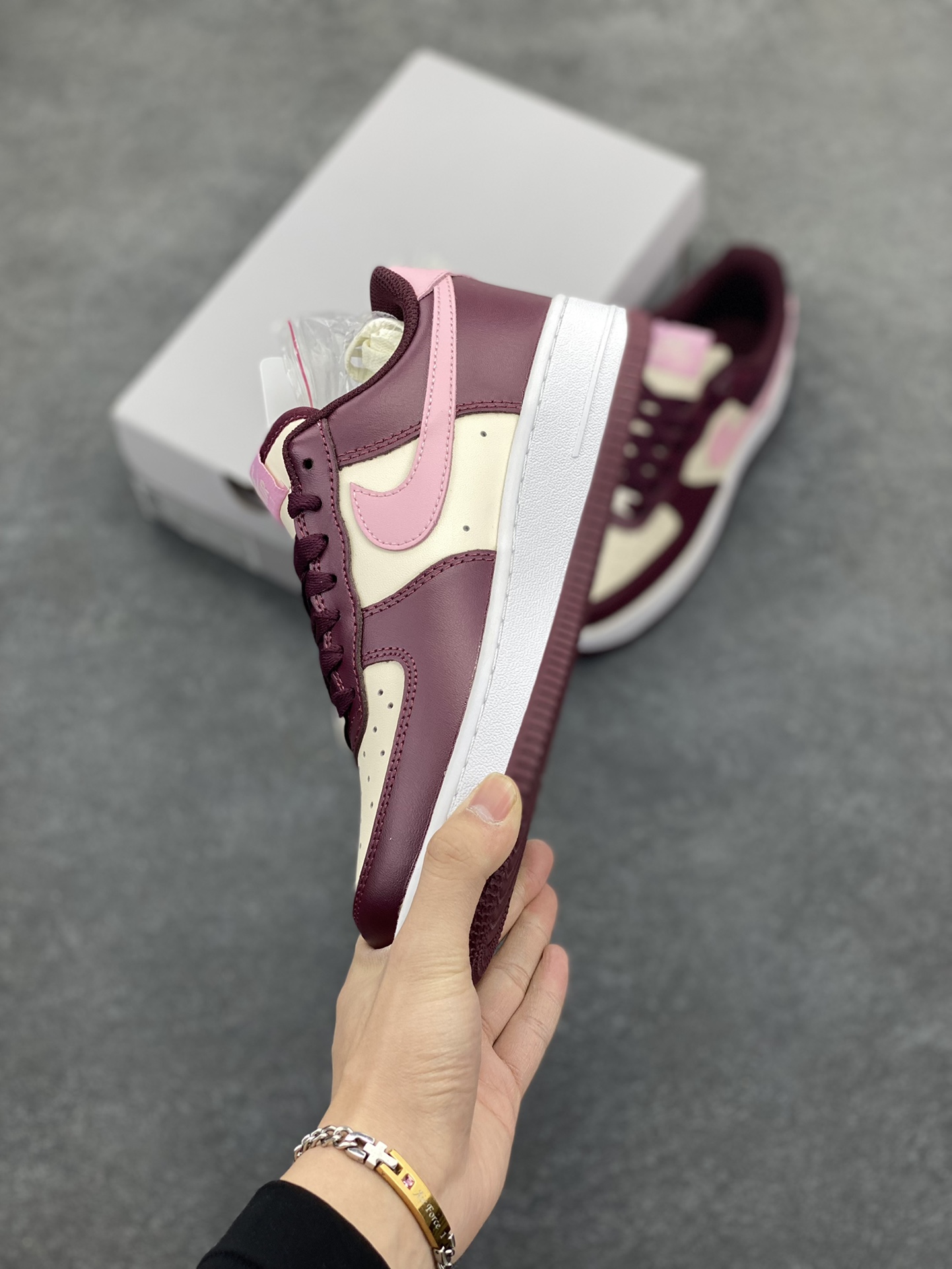 图片[3]-福利特价 Nike Air Force 1‘07 Low 粉红情人节 空军一号低帮休闲板鞋 原楦头原纸板 打造纯正空军版型#专注外贸渠道 全掌内置蜂窝气垫 #原盒配件 原厂中底钢印、拉帮完美 货号：FD9925-161 尺码：36 36.5 37.5 38 38.5 39 40 40.5 41 42 42.5 43 44 44.5 45-选品中心