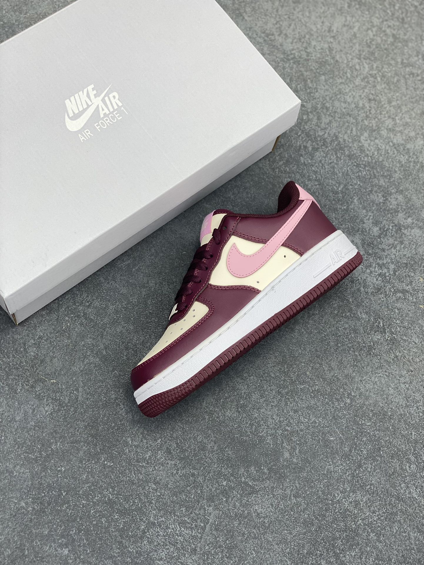 图片[7]-福利特价 Nike Air Force 1‘07 Low 粉红情人节 空军一号低帮休闲板鞋 原楦头原纸板 打造纯正空军版型#专注外贸渠道 全掌内置蜂窝气垫 #原盒配件 原厂中底钢印、拉帮完美 货号：FD9925-161 尺码：36 36.5 37.5 38 38.5 39 40 40.5 41 42 42.5 43 44 44.5 45-选品中心