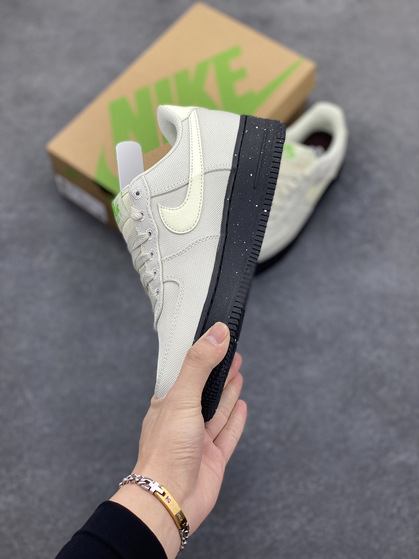 图片[3]-福利特价 Nike Air Force 1‘07 Low 帆布白 空军一号低帮休闲板鞋 原楦头原纸板 打造纯正空军版型#专注外贸渠道 全掌内置蜂窝气垫 #原盒配件 原厂中底钢印、拉帮完美 货号：FJ4160-002 尺码：35.5 36 36.5 37.5 38 38.5 39 40 40.5 41 42 42.5 43 44 44.5 45-选品中心