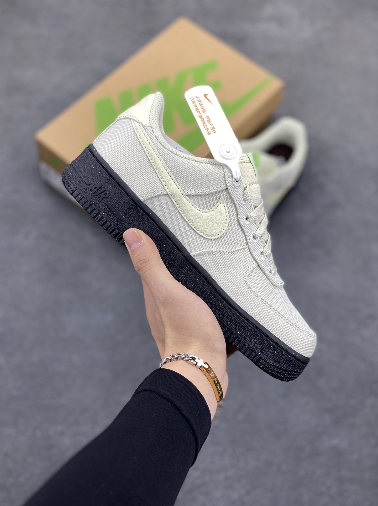 福利特价 Nike Air Force 1‘07 Low 帆布白 空军一号低帮休闲板鞋 原楦头原纸板 打造纯正空军版型#专注外贸渠道 全掌内置蜂窝气垫 #原盒配件 原厂中底钢印、拉帮完美 货号:FJ4160-002 尺码:35.5 36 36.5 37.5 38 38.5 39 40 40.5 41 42 42.5 43 44 44.5 45-选品中心
