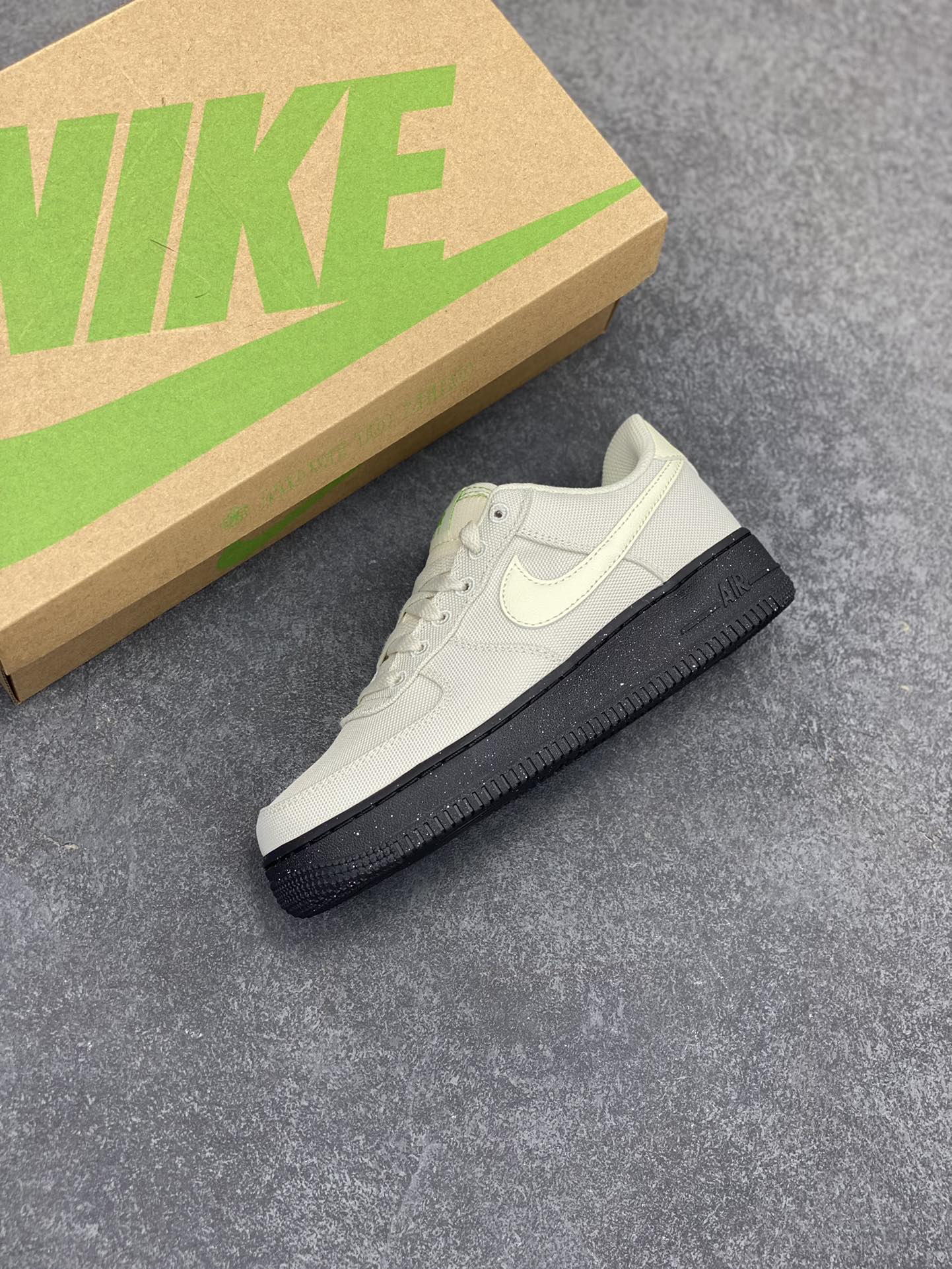图片[7]-福利特价 Nike Air Force 1‘07 Low 帆布白 空军一号低帮休闲板鞋 原楦头原纸板 打造纯正空军版型#专注外贸渠道 全掌内置蜂窝气垫 #原盒配件 原厂中底钢印、拉帮完美 货号：FJ4160-002 尺码：35.5 36 36.5 37.5 38 38.5 39 40 40.5 41 42 42.5 43 44 44.5 45-选品中心