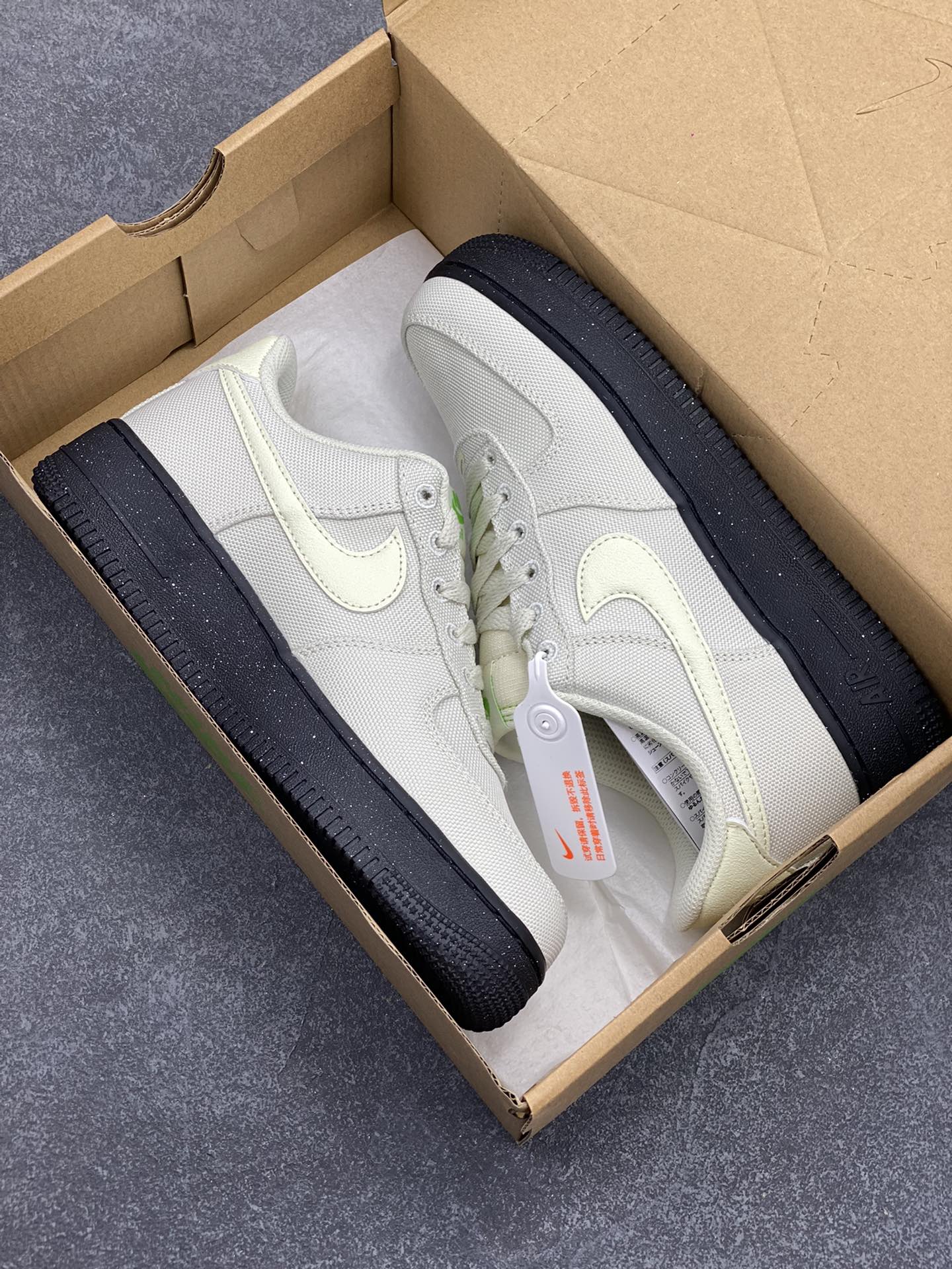 图片[9]-福利特价 Nike Air Force 1‘07 Low 帆布白 空军一号低帮休闲板鞋 原楦头原纸板 打造纯正空军版型#专注外贸渠道 全掌内置蜂窝气垫 #原盒配件 原厂中底钢印、拉帮完美 货号：FJ4160-002 尺码：35.5 36 36.5 37.5 38 38.5 39 40 40.5 41 42 42.5 43 44 44.5 45-选品中心