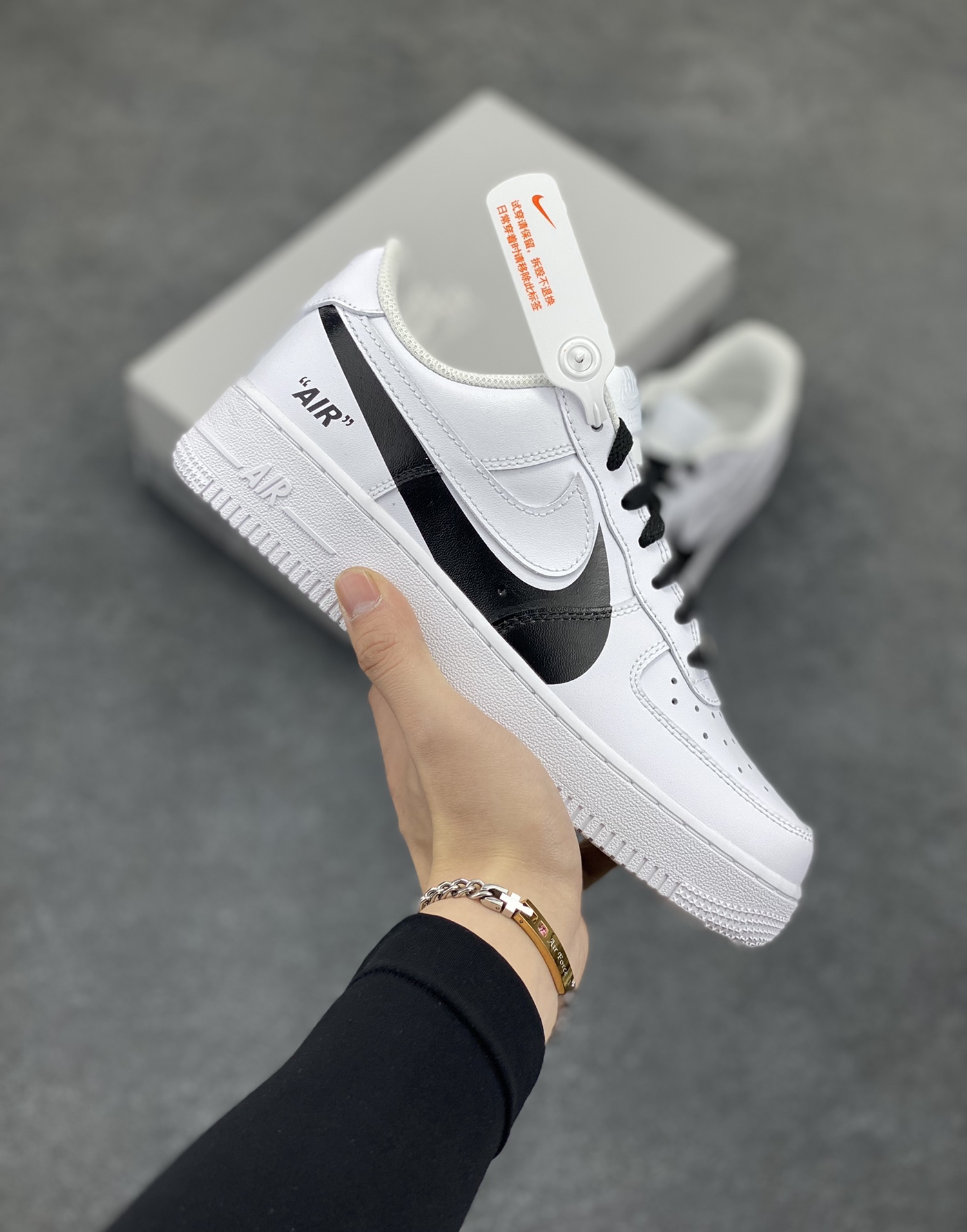 福利特价 Nike Air Force 1‘07 Low 黑白大勾 空军一号低帮休闲板鞋 原楦头原纸板 打造纯正空军版型#专注外贸渠道 全掌内置蜂窝气垫 #原盒配件 原厂中底钢印、拉帮完美 货号:DD8959-100 尺码:35.5 36 36.5 37.5 38 38.5 39 40 40.5 41 42 42.5 43 44 44.5 45-选品中心