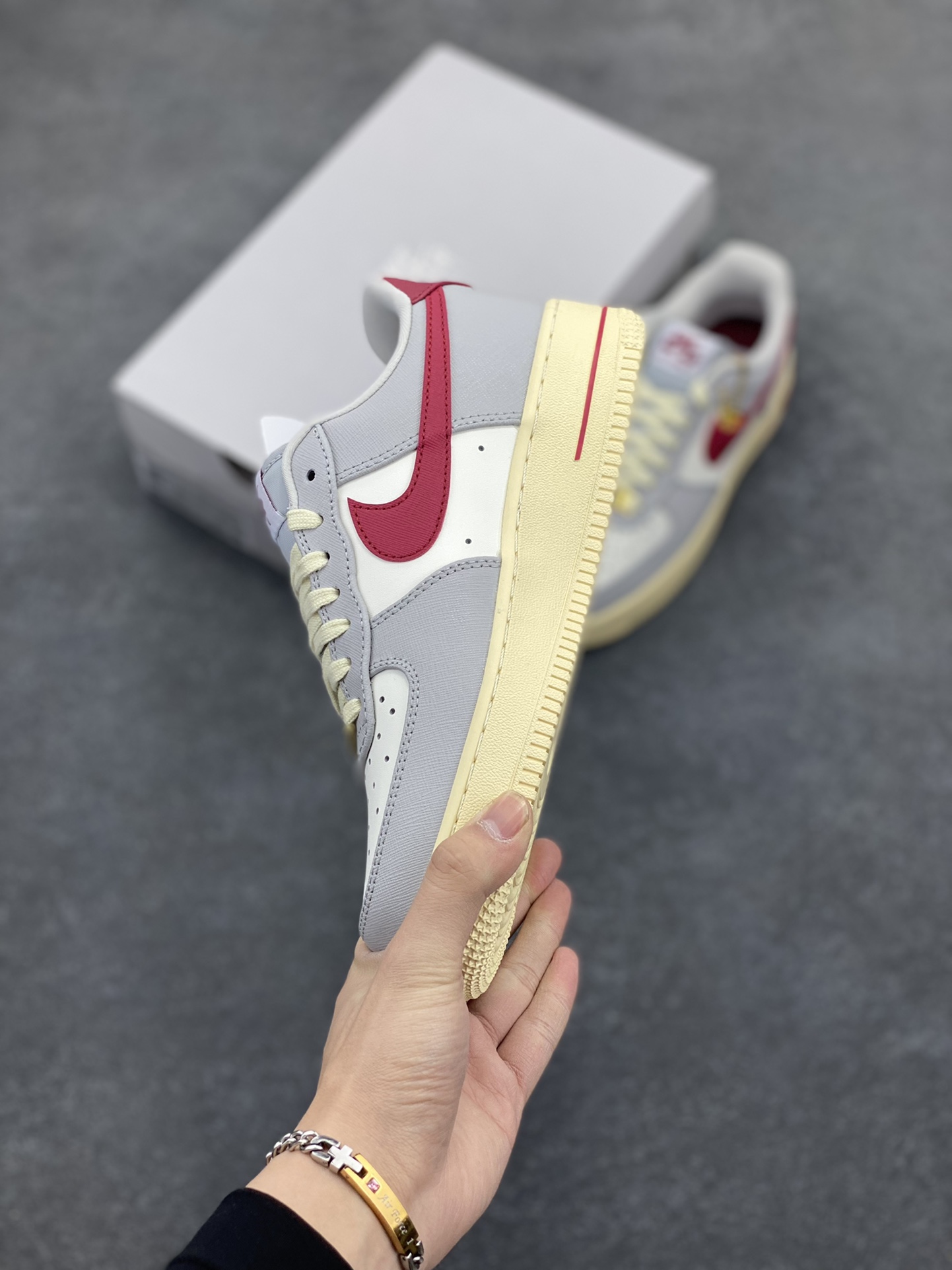 图片[3]-福利特价 Nike Air Force 1‘07 Low 灰白红金币 空军一号低帮休闲板鞋 原楦头原纸板 打造纯正空军版型#专注外贸渠道 全掌内置蜂窝气垫 #原盒配件 原厂中底钢印、拉帮完美 货号：DV7584-001 尺码：35.5 36 36.5 37.5 38 38.5 39 40 40.5 41 42 42.5 43 44 44.5 45-选品中心