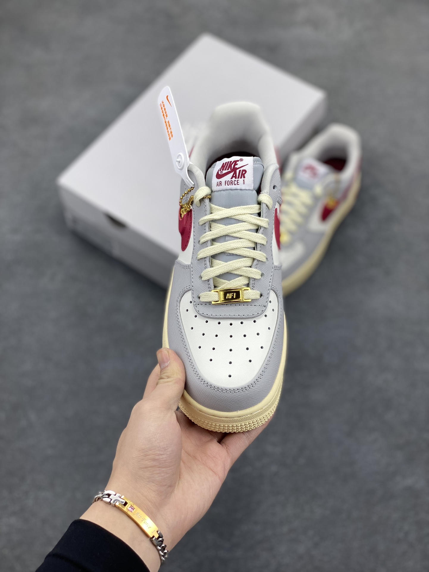 图片[2]-福利特价 Nike Air Force 1‘07 Low 灰白红金币 空军一号低帮休闲板鞋 原楦头原纸板 打造纯正空军版型#专注外贸渠道 全掌内置蜂窝气垫 #原盒配件 原厂中底钢印、拉帮完美 货号：DV7584-001 尺码：35.5 36 36.5 37.5 38 38.5 39 40 40.5 41 42 42.5 43 44 44.5 45-选品中心