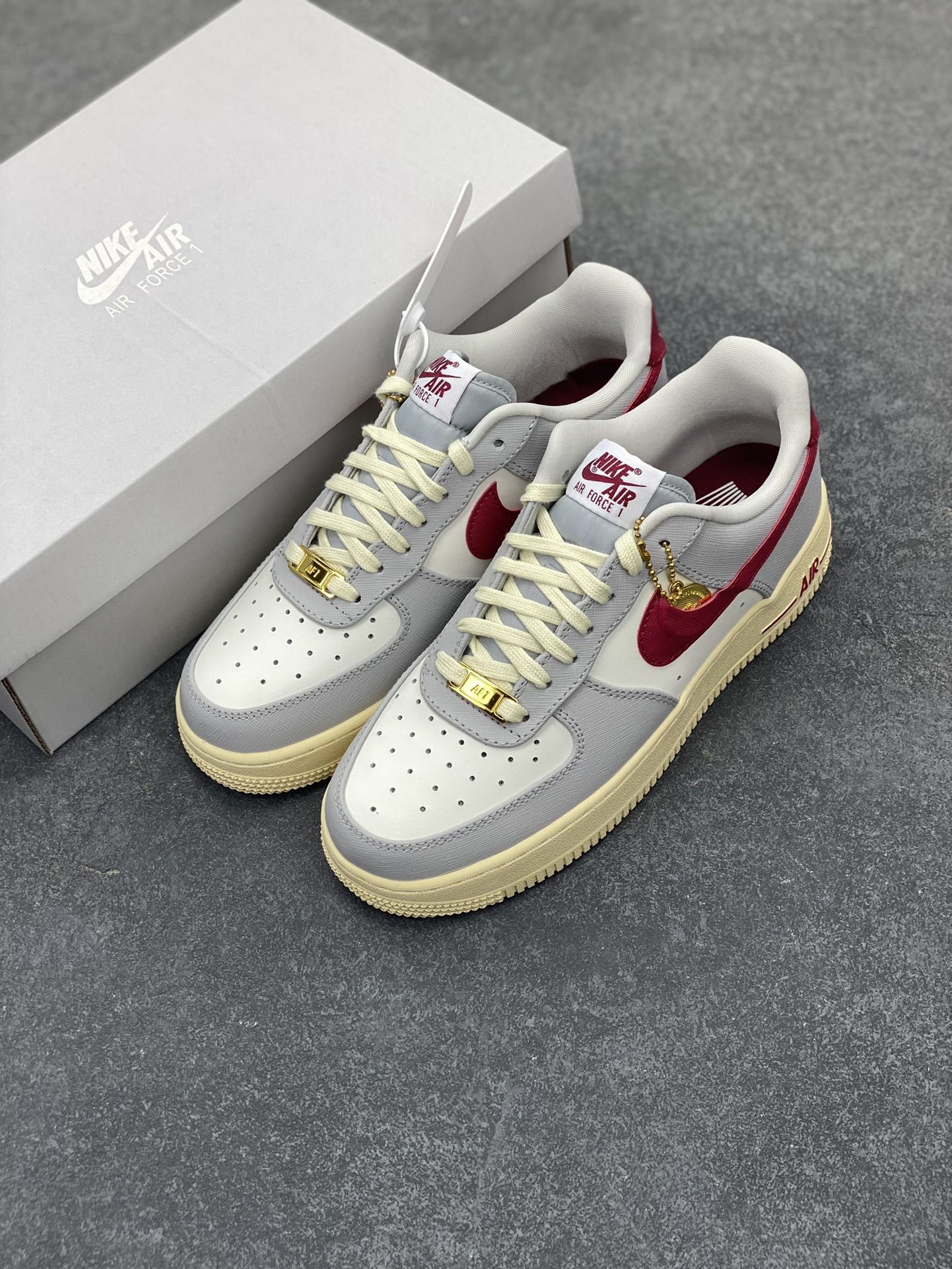 图片[8]-福利特价 Nike Air Force 1‘07 Low 灰白红金币 空军一号低帮休闲板鞋 原楦头原纸板 打造纯正空军版型#专注外贸渠道 全掌内置蜂窝气垫 #原盒配件 原厂中底钢印、拉帮完美 货号：DV7584-001 尺码：35.5 36 36.5 37.5 38 38.5 39 40 40.5 41 42 42.5 43 44 44.5 45-选品中心