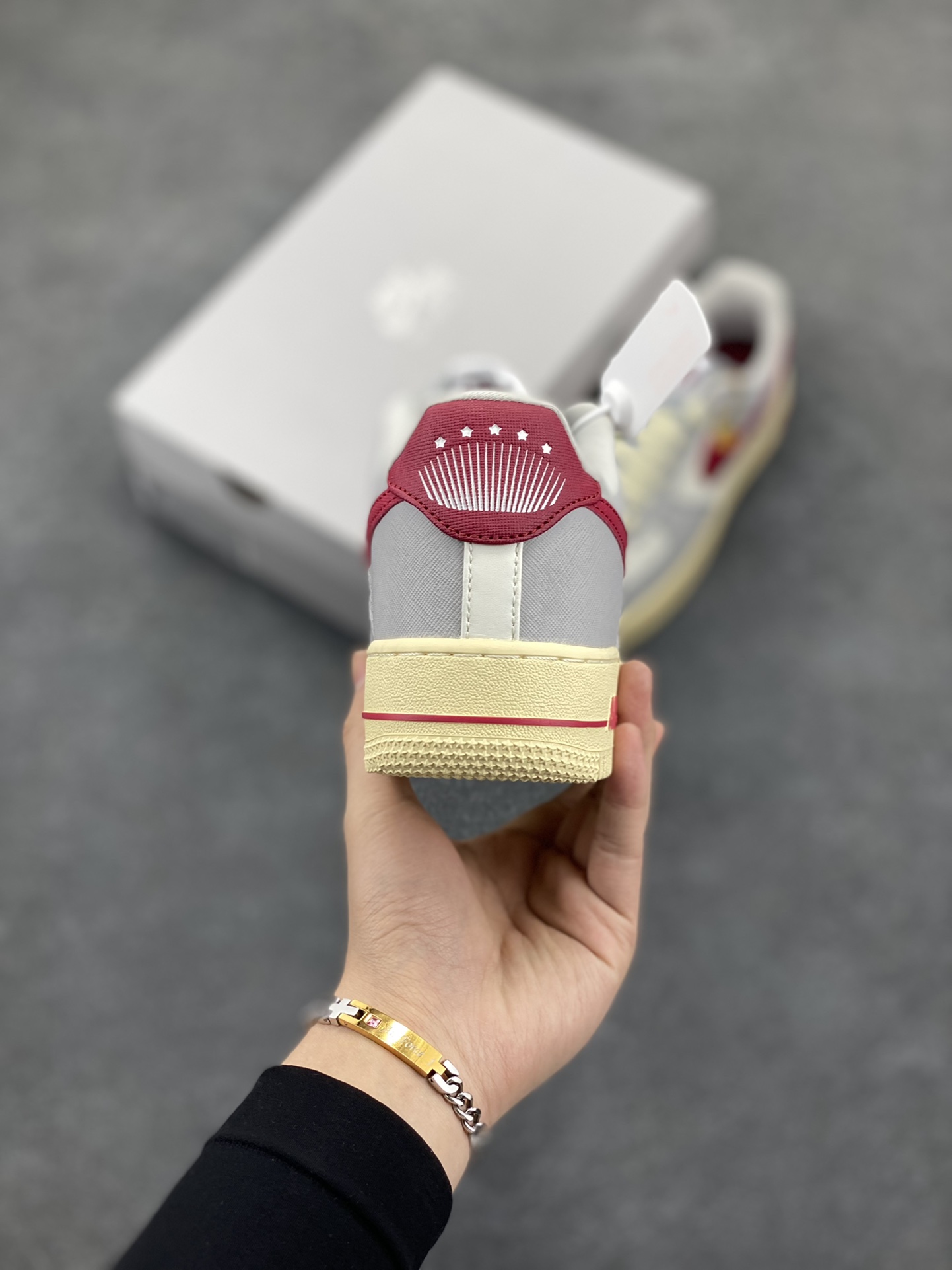 图片[4]-福利特价 Nike Air Force 1‘07 Low 灰白红金币 空军一号低帮休闲板鞋 原楦头原纸板 打造纯正空军版型#专注外贸渠道 全掌内置蜂窝气垫 #原盒配件 原厂中底钢印、拉帮完美 货号：DV7584-001 尺码：35.5 36 36.5 37.5 38 38.5 39 40 40.5 41 42 42.5 43 44 44.5 45-选品中心