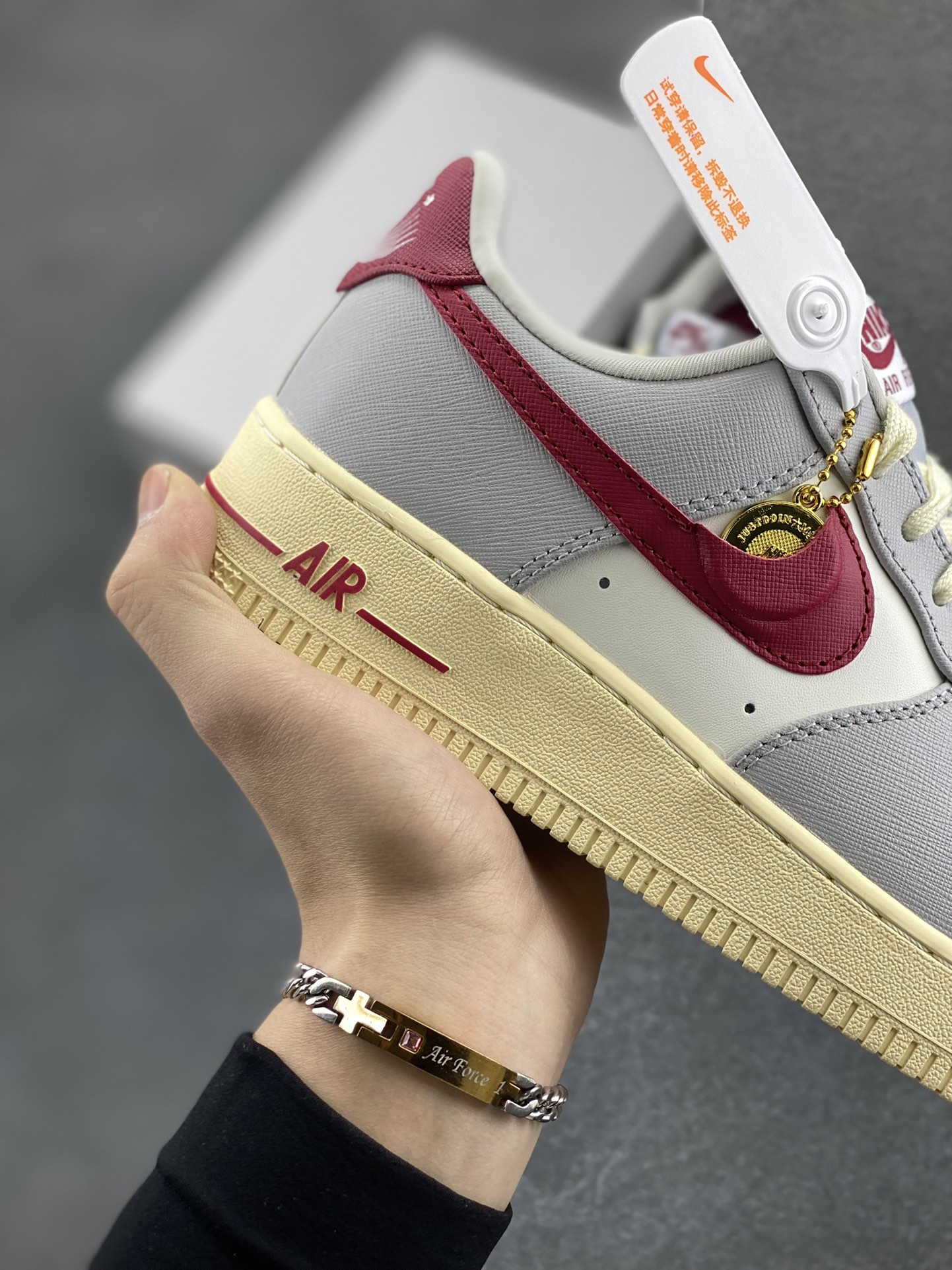 图片[6]-福利特价 Nike Air Force 1‘07 Low 灰白红金币 空军一号低帮休闲板鞋 原楦头原纸板 打造纯正空军版型#专注外贸渠道 全掌内置蜂窝气垫 #原盒配件 原厂中底钢印、拉帮完美 货号：DV7584-001 尺码：35.5 36 36.5 37.5 38 38.5 39 40 40.5 41 42 42.5 43 44 44.5 45-选品中心