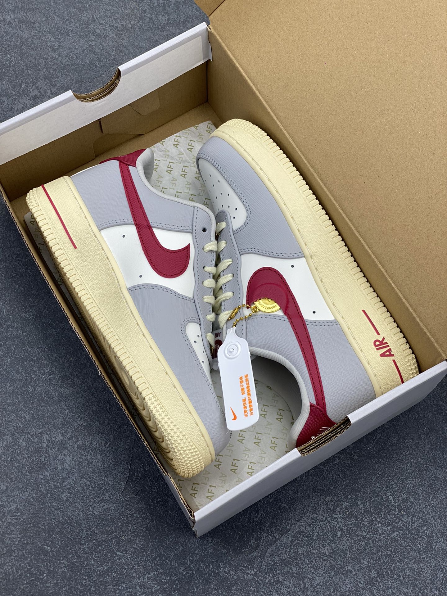 图片[9]-福利特价 Nike Air Force 1‘07 Low 灰白红金币 空军一号低帮休闲板鞋 原楦头原纸板 打造纯正空军版型#专注外贸渠道 全掌内置蜂窝气垫 #原盒配件 原厂中底钢印、拉帮完美 货号：DV7584-001 尺码：35.5 36 36.5 37.5 38 38.5 39 40 40.5 41 42 42.5 43 44 44.5 45-选品中心