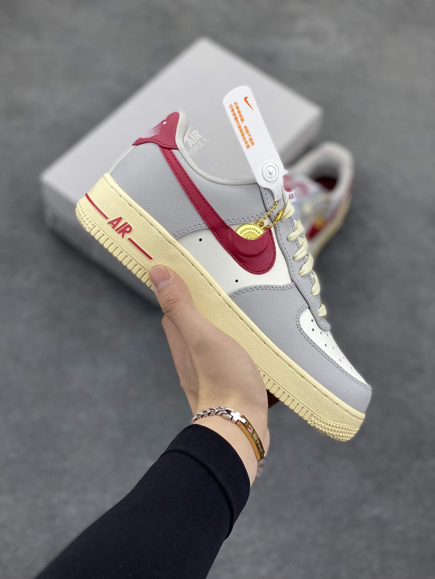福利特价 Nike Air Force 1‘07 Low 灰白红金币 空军一号低帮休闲板鞋 原楦头原纸板 打造纯正空军版型#专注外贸渠道 全掌内置蜂窝气垫 #原盒配件 原厂中底钢印、拉帮完美 货号：DV7584-001 尺码：35.5 36 36.5 37.5 38 38.5 39 40 40.5 41 42 42.5 43 44 44.5 45-选品中心