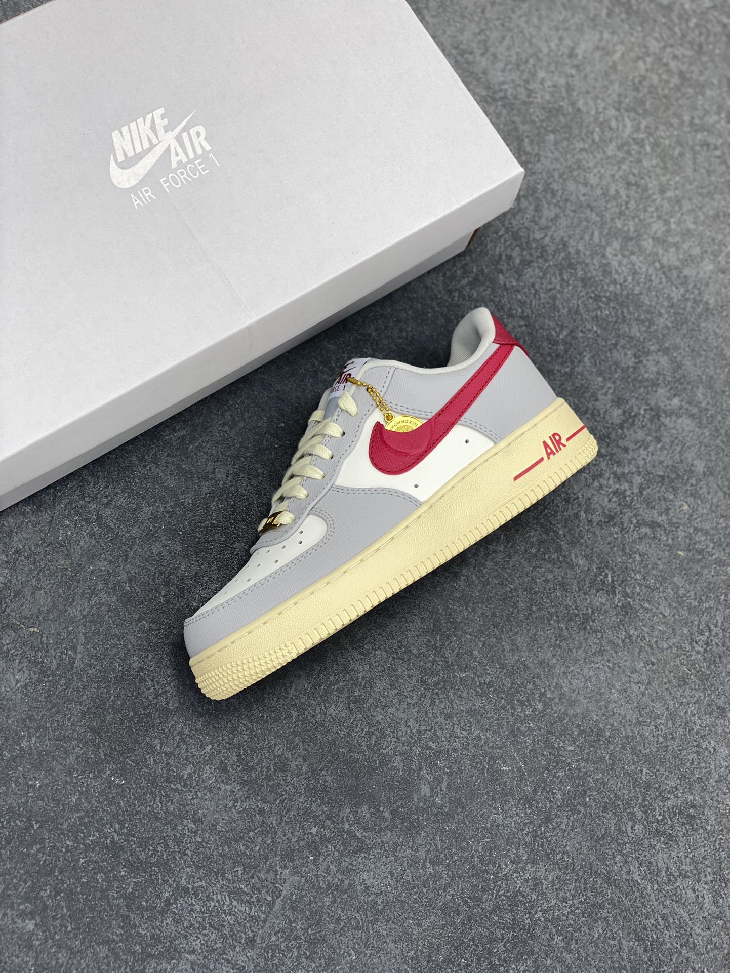图片[7]-福利特价 Nike Air Force 1‘07 Low 灰白红金币 空军一号低帮休闲板鞋 原楦头原纸板 打造纯正空军版型#专注外贸渠道 全掌内置蜂窝气垫 #原盒配件 原厂中底钢印、拉帮完美 货号：DV7584-001 尺码：35.5 36 36.5 37.5 38 38.5 39 40 40.5 41 42 42.5 43 44 44.5 45-选品中心