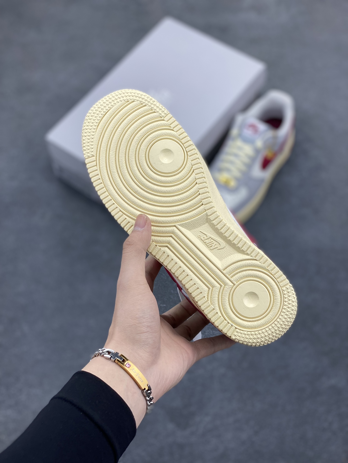 图片[5]-福利特价 Nike Air Force 1‘07 Low 灰白红金币 空军一号低帮休闲板鞋 原楦头原纸板 打造纯正空军版型#专注外贸渠道 全掌内置蜂窝气垫 #原盒配件 原厂中底钢印、拉帮完美 货号：DV7584-001 尺码：35.5 36 36.5 37.5 38 38.5 39 40 40.5 41 42 42.5 43 44 44.5 45-选品中心