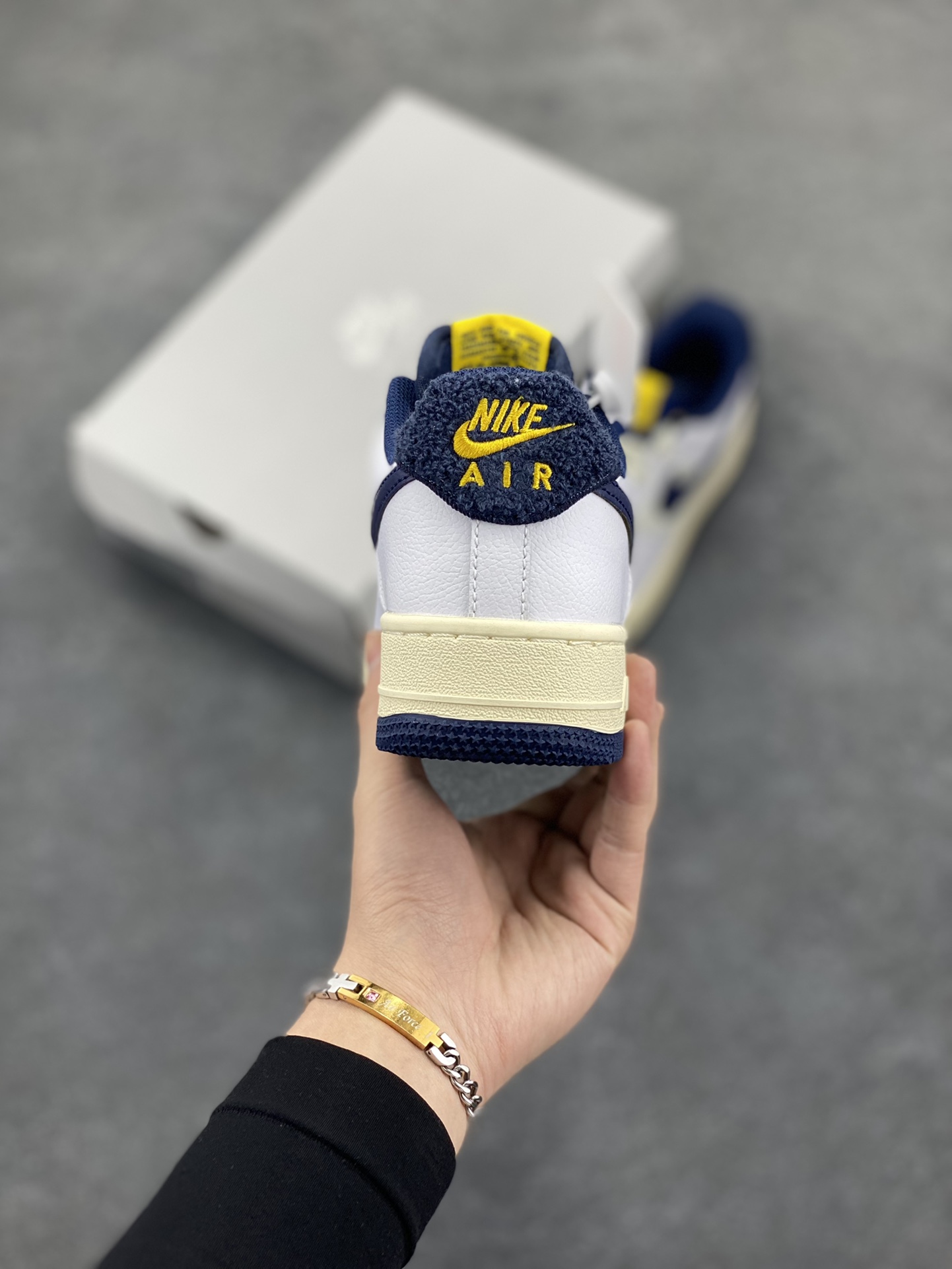 图片[4]-福利特价 Nike Air Force 1‘07 Low 帆白蓝 空军一号低帮休闲板鞋 原楦头原纸板 打造纯正空军版型#专注外贸渠道 全掌内置蜂窝气垫 #原盒配件 原厂中底钢印、拉帮完美 货号：DO5220-141 尺码：35.5 36 36.5 37.5 38 38.5 39 40 40.5 41 42 42.5 43 44 44.5 45-选品中心