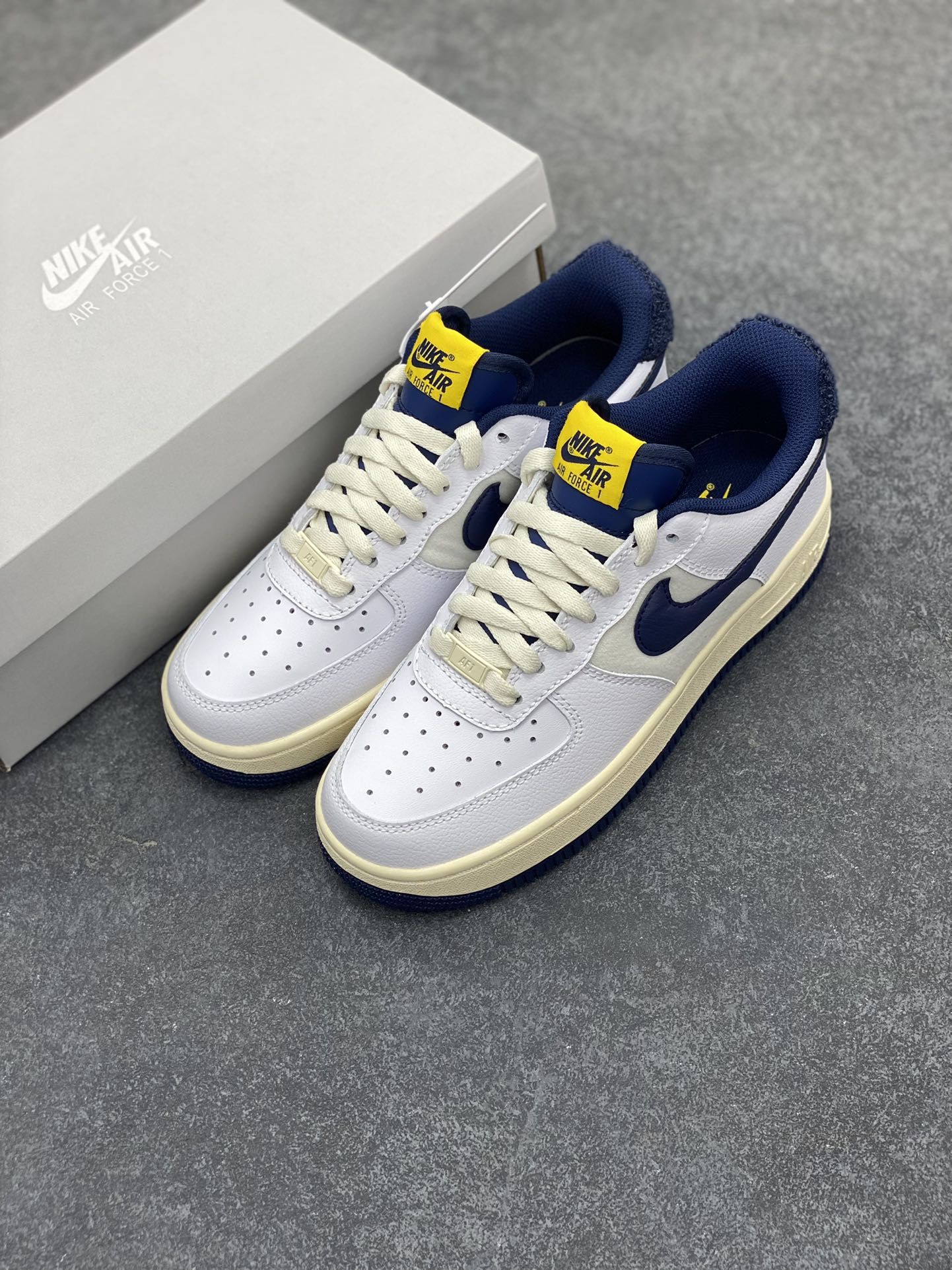 图片[8]-福利特价 Nike Air Force 1‘07 Low 帆白蓝 空军一号低帮休闲板鞋 原楦头原纸板 打造纯正空军版型#专注外贸渠道 全掌内置蜂窝气垫 #原盒配件 原厂中底钢印、拉帮完美 货号：DO5220-141 尺码：35.5 36 36.5 37.5 38 38.5 39 40 40.5 41 42 42.5 43 44 44.5 45-选品中心