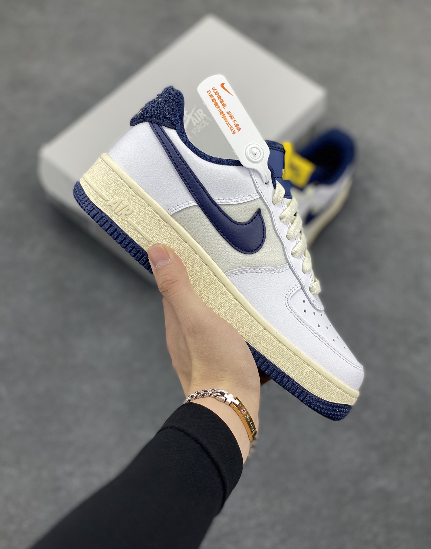 福利特价 Nike Air Force 1‘07 Low 帆白蓝 空军一号低帮休闲板鞋 原楦头原纸板 打造纯正空军版型#专注外贸渠道 全掌内置蜂窝气垫 #原盒配件 原厂中底钢印、拉帮完美 货号:DO5220-141 尺码:35.5 36 36.5 37.5 38 38.5 39 40 40.5 41 42 42.5 43 44 44.5 45-选品中心