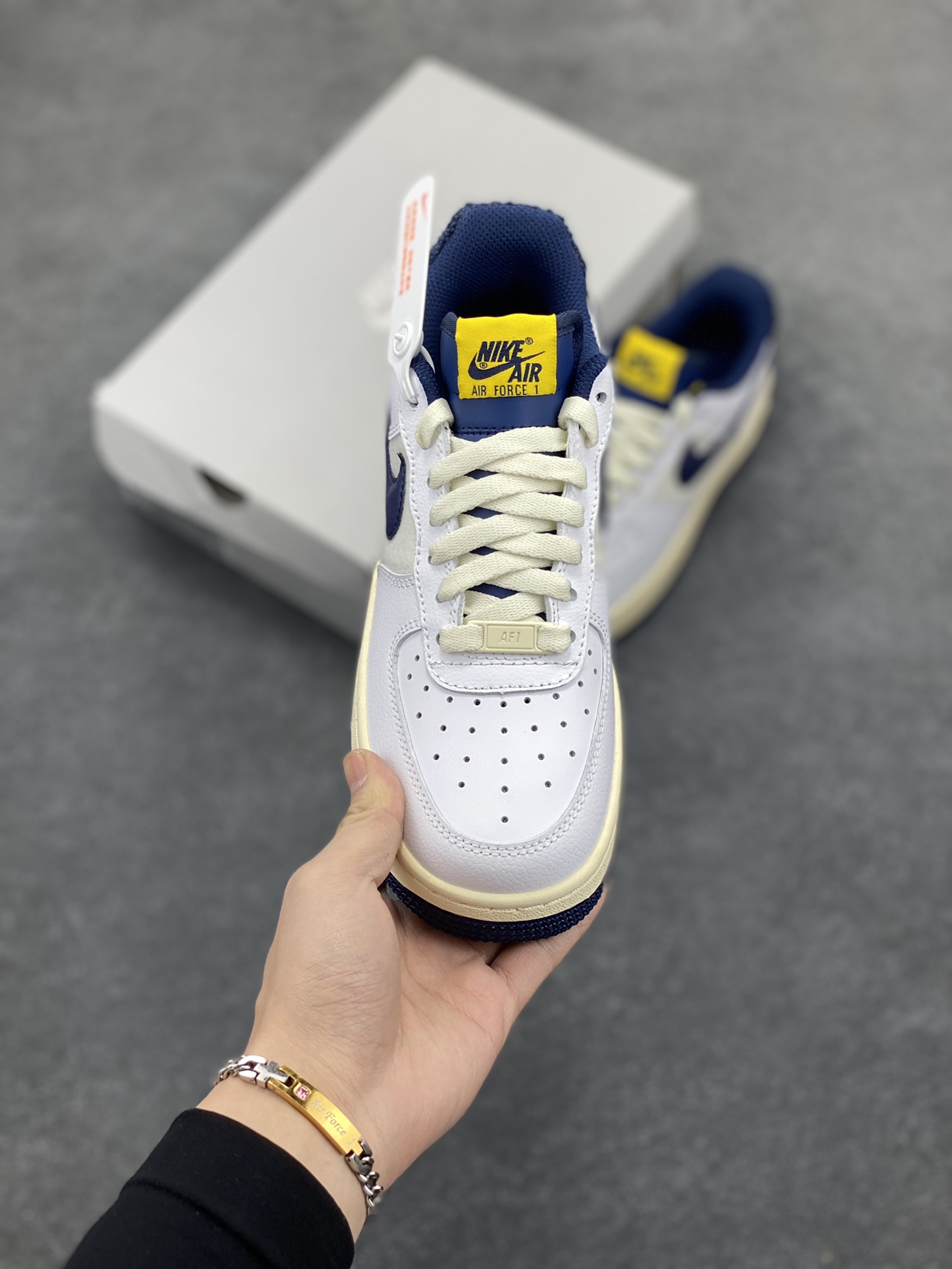 图片[2]-福利特价 Nike Air Force 1‘07 Low 帆白蓝 空军一号低帮休闲板鞋 原楦头原纸板 打造纯正空军版型#专注外贸渠道 全掌内置蜂窝气垫 #原盒配件 原厂中底钢印、拉帮完美 货号：DO5220-141 尺码：35.5 36 36.5 37.5 38 38.5 39 40 40.5 41 42 42.5 43 44 44.5 45-选品中心