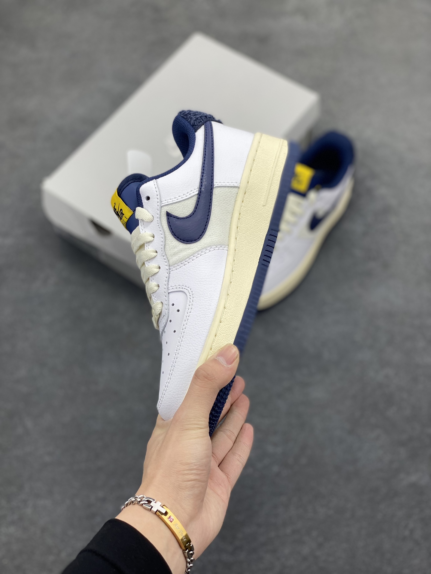 图片[3]-福利特价 Nike Air Force 1‘07 Low 帆白蓝 空军一号低帮休闲板鞋 原楦头原纸板 打造纯正空军版型#专注外贸渠道 全掌内置蜂窝气垫 #原盒配件 原厂中底钢印、拉帮完美 货号：DO5220-141 尺码：35.5 36 36.5 37.5 38 38.5 39 40 40.5 41 42 42.5 43 44 44.5 45-选品中心