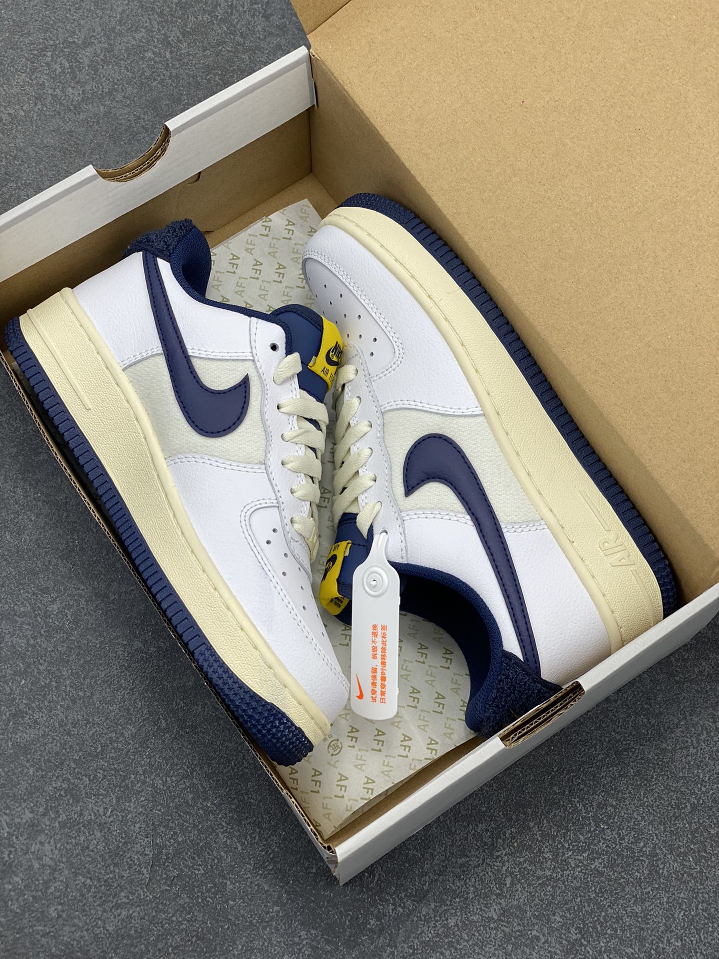 图片[9]-福利特价 Nike Air Force 1‘07 Low 帆白蓝 空军一号低帮休闲板鞋 原楦头原纸板 打造纯正空军版型#专注外贸渠道 全掌内置蜂窝气垫 #原盒配件 原厂中底钢印、拉帮完美 货号：DO5220-141 尺码：35.5 36 36.5 37.5 38 38.5 39 40 40.5 41 42 42.5 43 44 44.5 45-选品中心