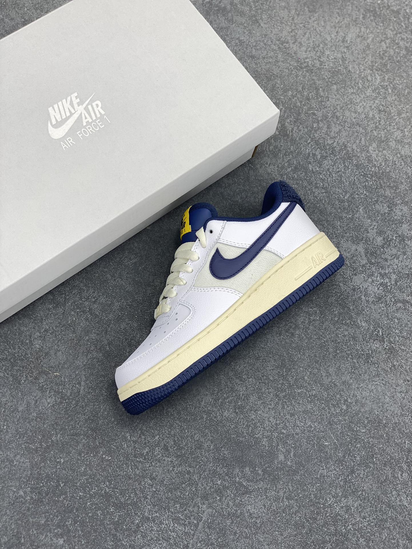图片[7]-福利特价 Nike Air Force 1‘07 Low 帆白蓝 空军一号低帮休闲板鞋 原楦头原纸板 打造纯正空军版型#专注外贸渠道 全掌内置蜂窝气垫 #原盒配件 原厂中底钢印、拉帮完美 货号：DO5220-141 尺码：35.5 36 36.5 37.5 38 38.5 39 40 40.5 41 42 42.5 43 44 44.5 45-选品中心