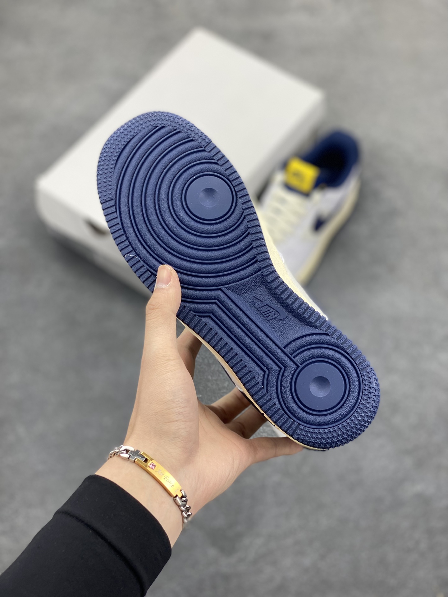 图片[5]-福利特价 Nike Air Force 1‘07 Low 帆白蓝 空军一号低帮休闲板鞋 原楦头原纸板 打造纯正空军版型#专注外贸渠道 全掌内置蜂窝气垫 #原盒配件 原厂中底钢印、拉帮完美 货号：DO5220-141 尺码：35.5 36 36.5 37.5 38 38.5 39 40 40.5 41 42 42.5 43 44 44.5 45-选品中心