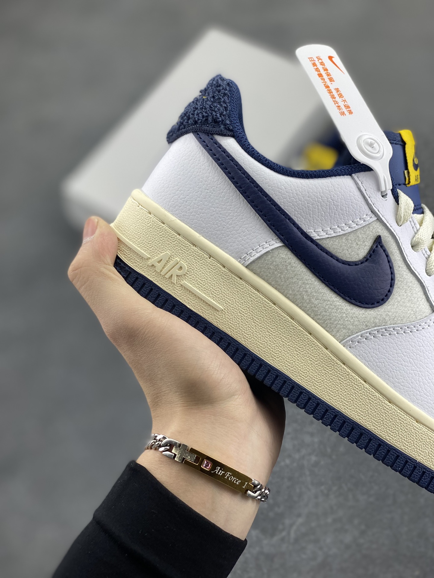 图片[6]-福利特价 Nike Air Force 1‘07 Low 帆白蓝 空军一号低帮休闲板鞋 原楦头原纸板 打造纯正空军版型#专注外贸渠道 全掌内置蜂窝气垫 #原盒配件 原厂中底钢印、拉帮完美 货号：DO5220-141 尺码：35.5 36 36.5 37.5 38 38.5 39 40 40.5 41 42 42.5 43 44 44.5 45-选品中心