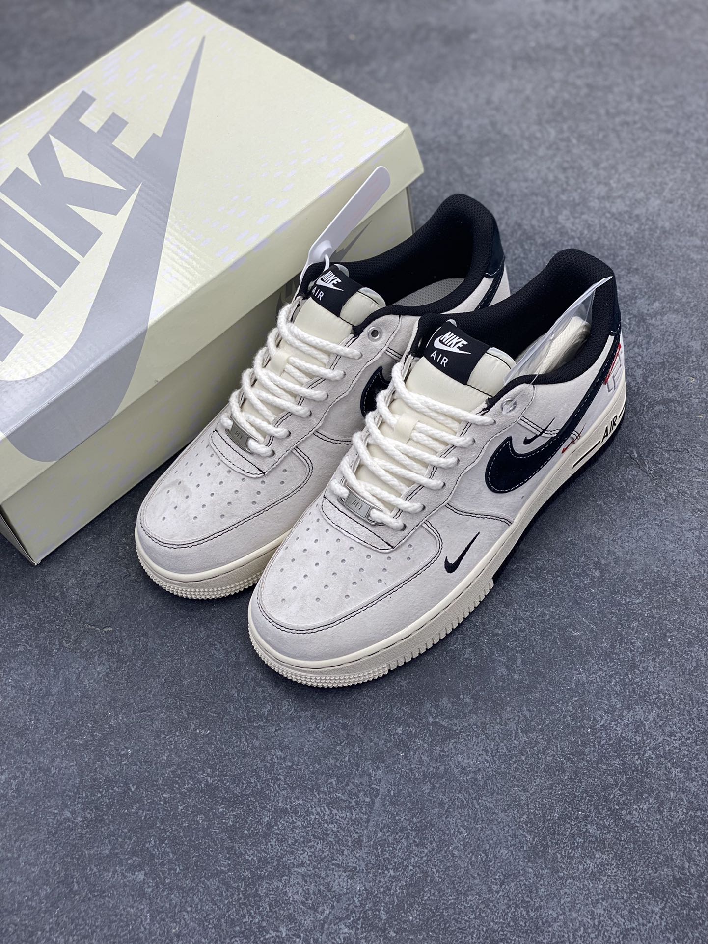 图片[8]-NIke Air Force 1 \’07 Low “冠军联名——双拼三小勾”空军一号 低帮 运动鞋 休闲鞋 折边针车 工艺难度大 原楦头原纸板 原装鞋盒 定制五金配件 内置全掌气垫 原厂鞋底 货号：SJ6698-021 尺码：36 36.5 37.5 38 38.5 39 40 40.5 41 42 42.5 43 44 44.5 45-选品中心
